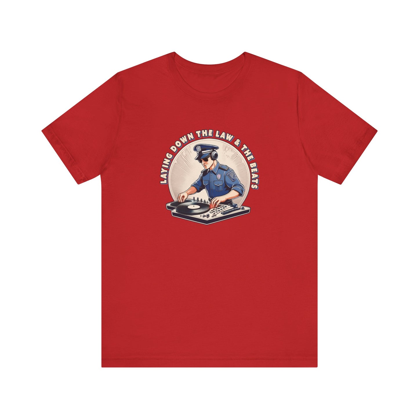 Tagsüber Polizist, nachts DJ – Kurzärmliges T-Shirt – Retro-Design „Laying Down the Law“
