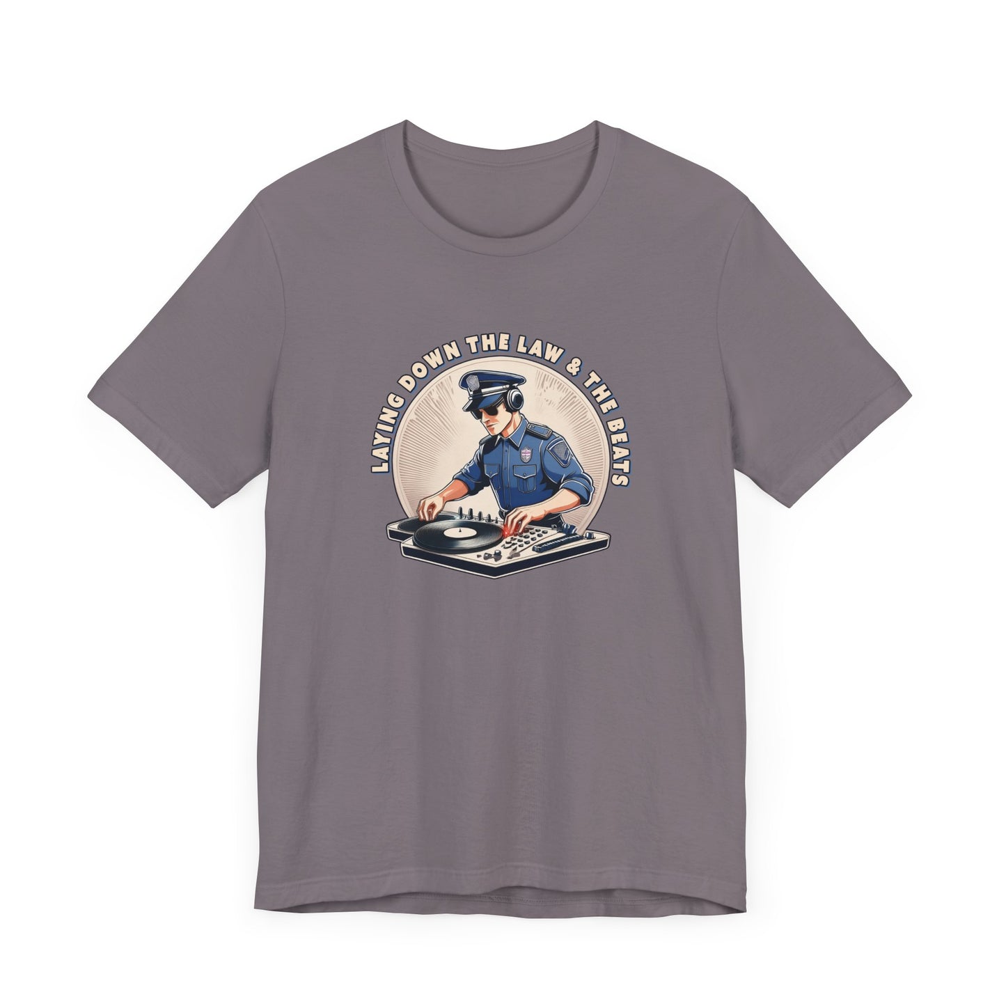 Tagsüber Polizist, nachts DJ – Kurzärmliges T-Shirt – Retro-Design „Laying Down the Law“