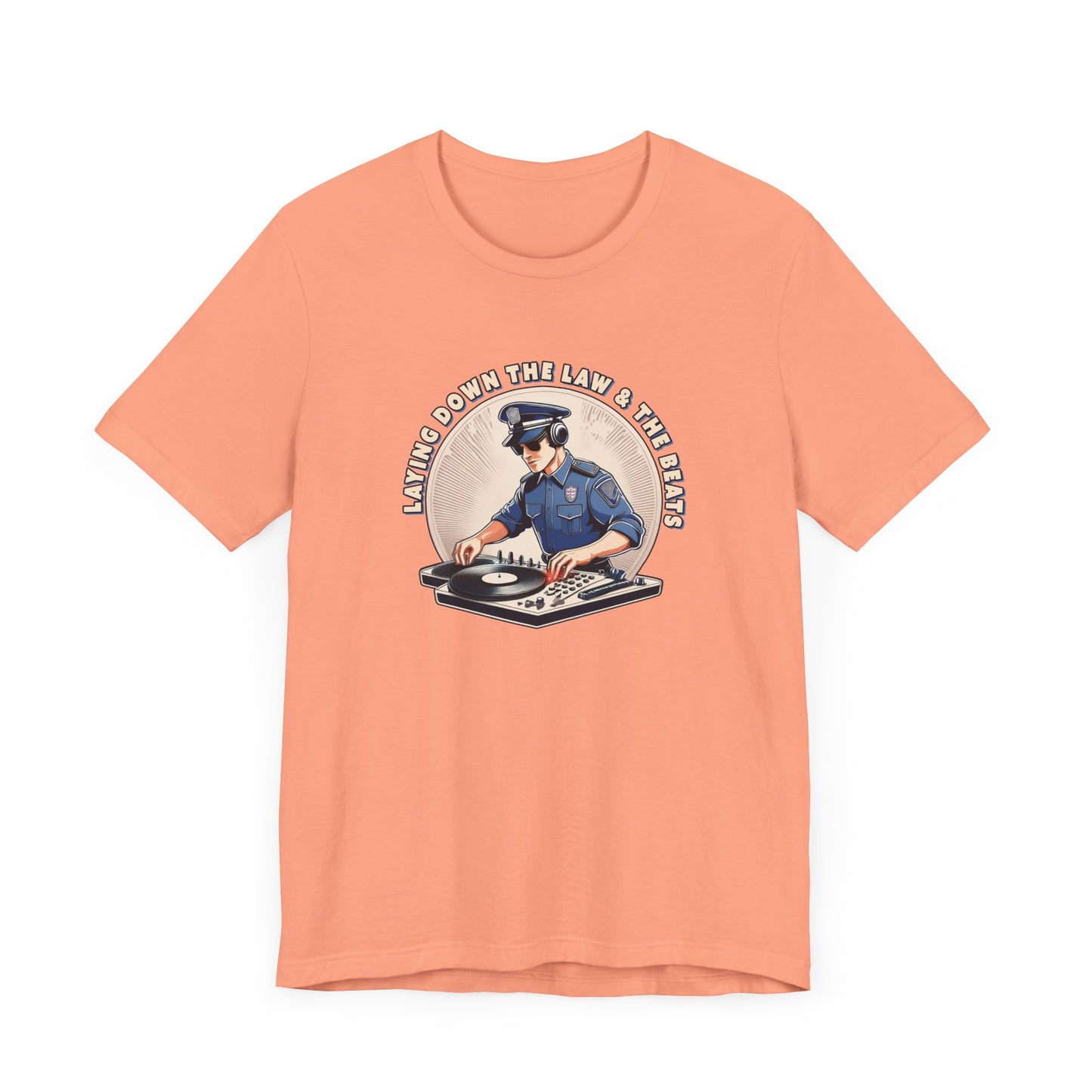 Tagsüber Polizist, nachts DJ – Kurzärmliges T-Shirt – Retro-Design „Laying Down the Law“