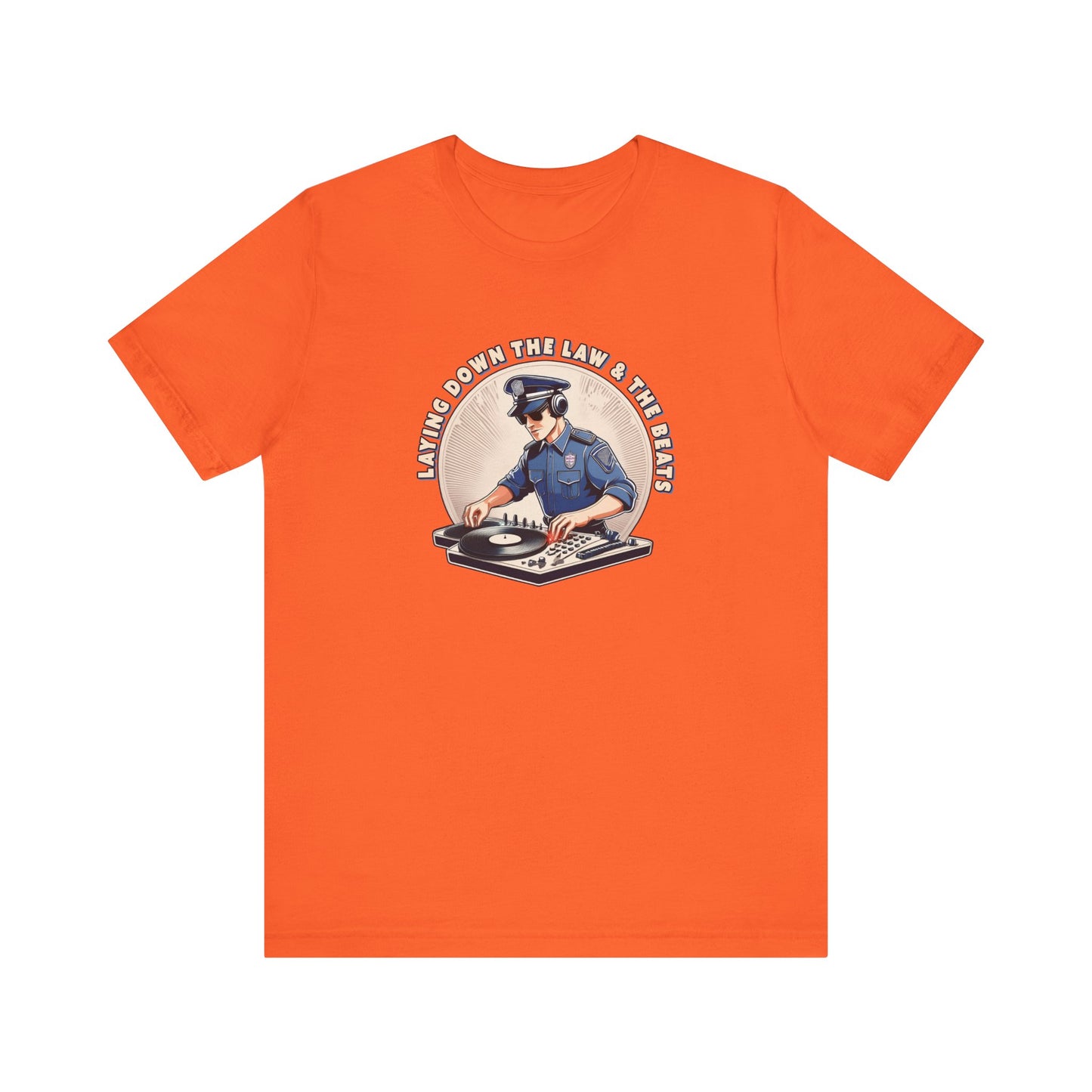 Tagsüber Polizist, nachts DJ – Kurzärmliges T-Shirt – Retro-Design „Laying Down the Law“