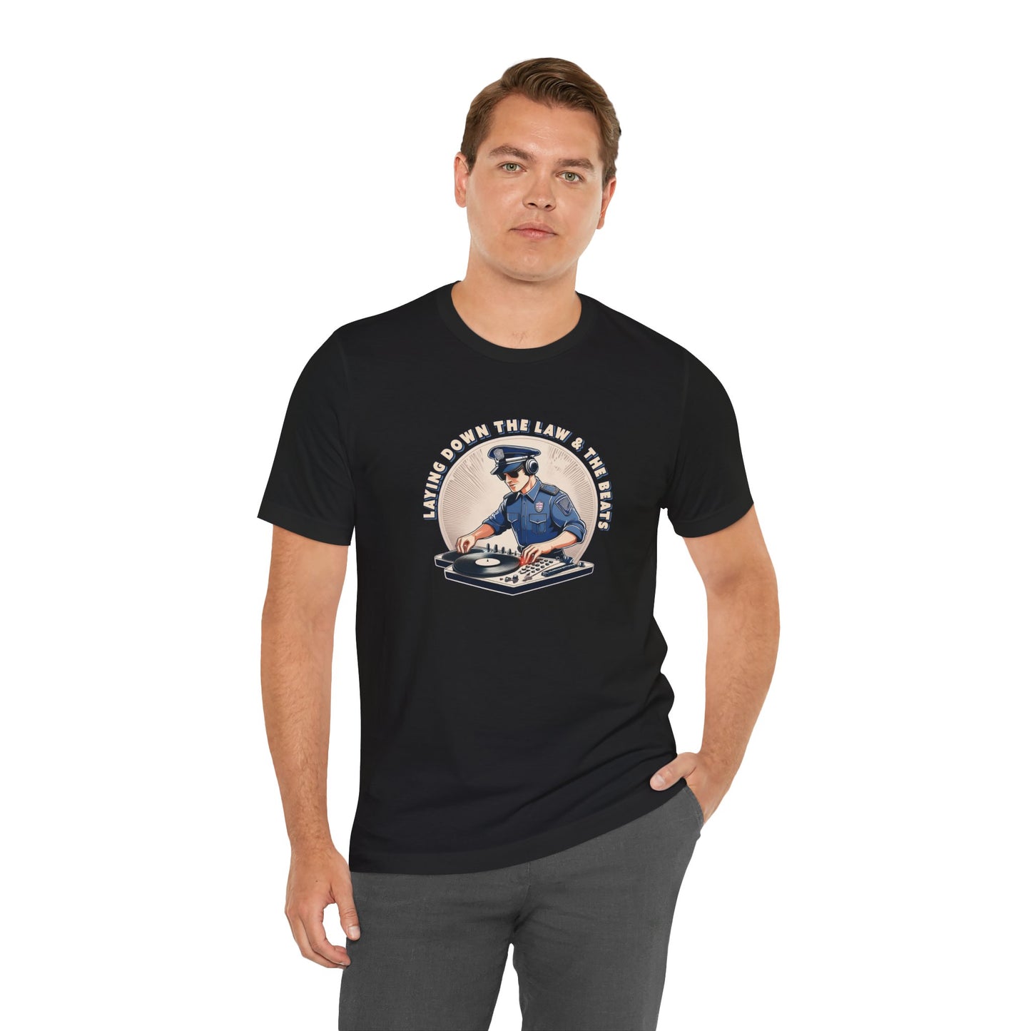 Tagsüber Polizist, nachts DJ – Kurzärmliges T-Shirt – Retro-Design „Laying Down the Law“