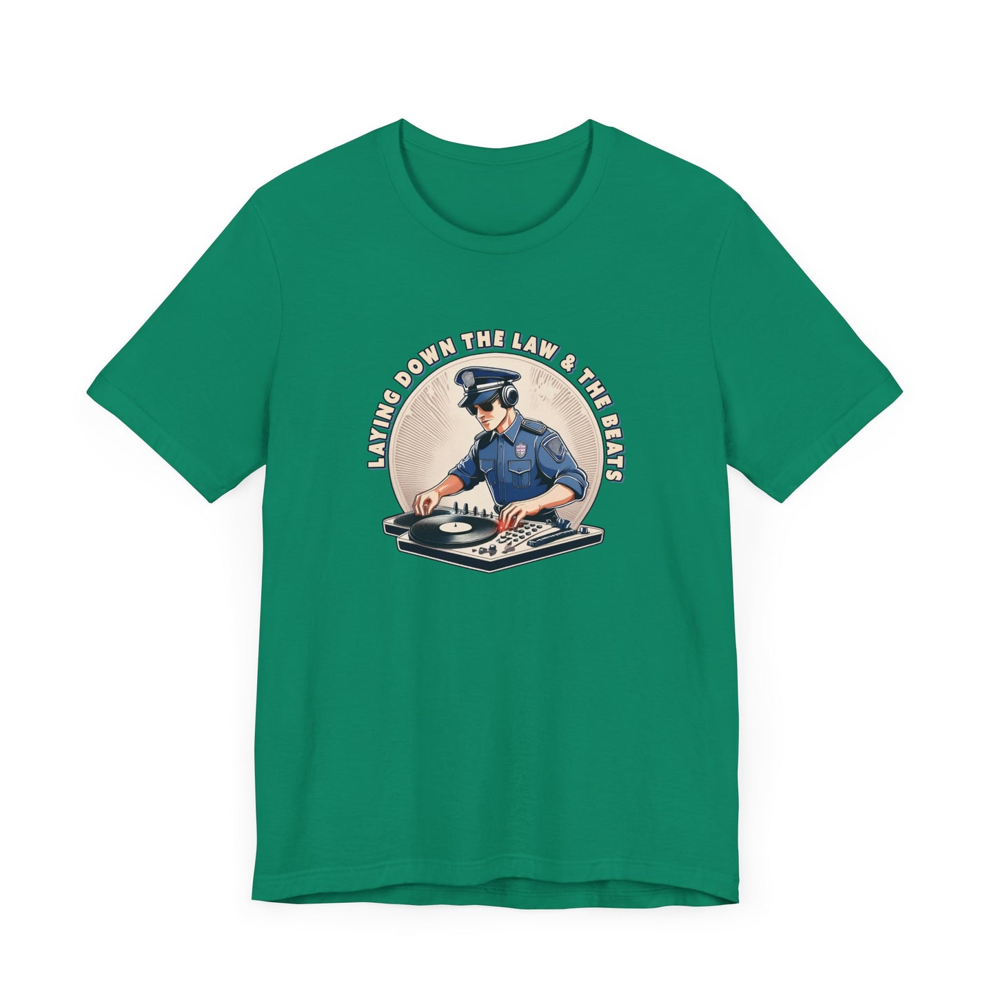 Tagsüber Polizist, nachts DJ – Kurzärmliges T-Shirt – Retro-Design „Laying Down the Law“