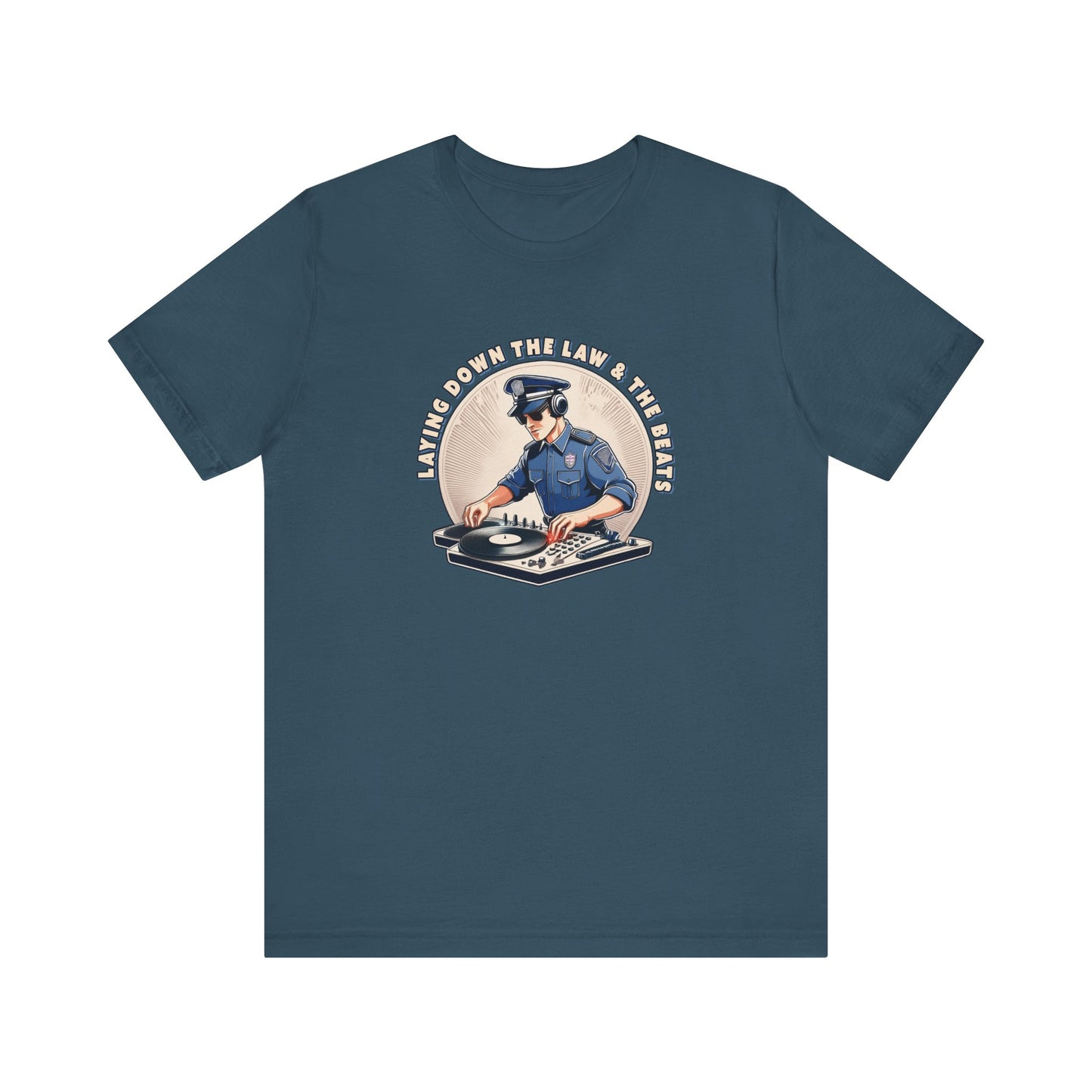 Tagsüber Polizist, nachts DJ – Kurzärmliges T-Shirt – Retro-Design „Laying Down the Law“