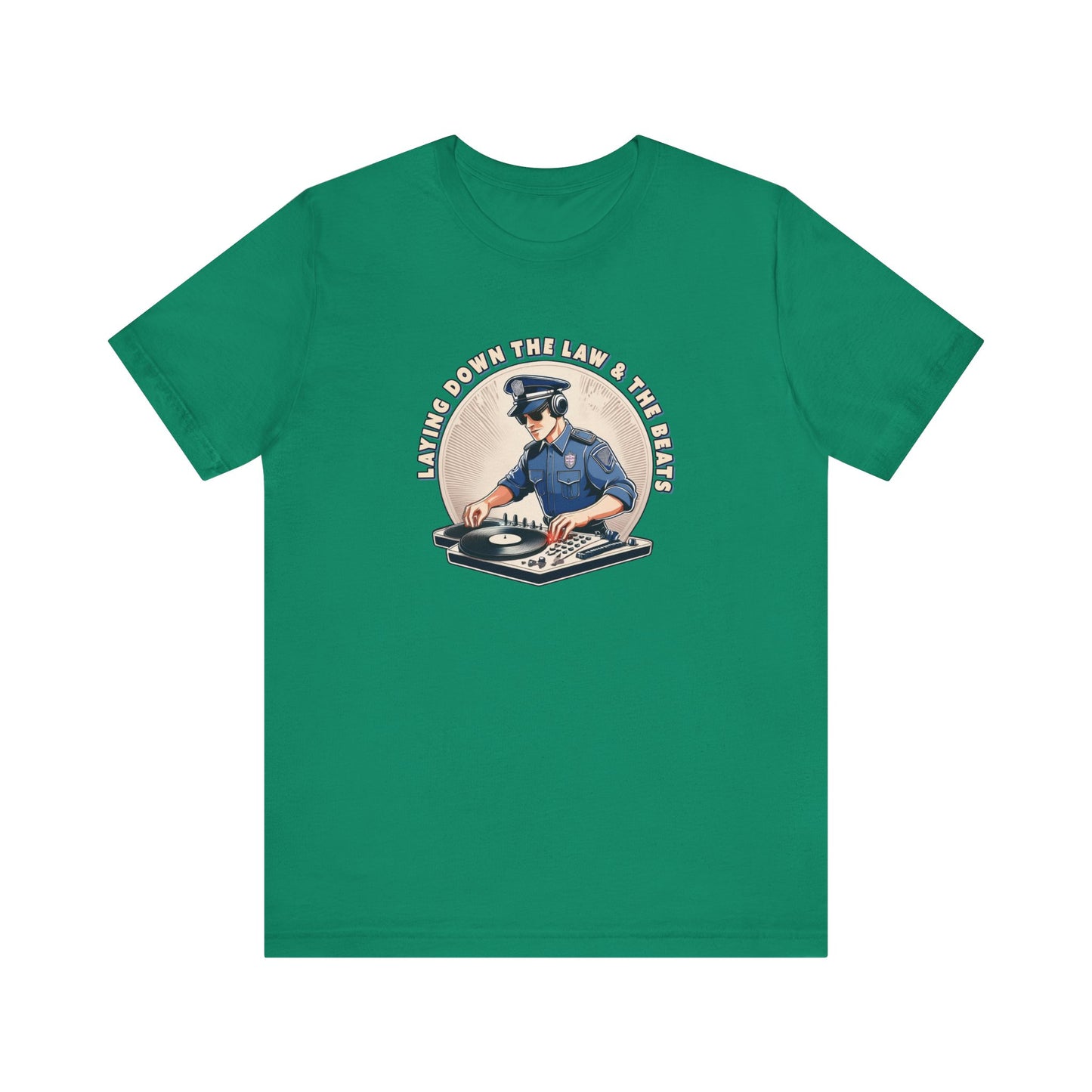 Tagsüber Polizist, nachts DJ – Kurzärmliges T-Shirt – Retro-Design „Laying Down the Law“