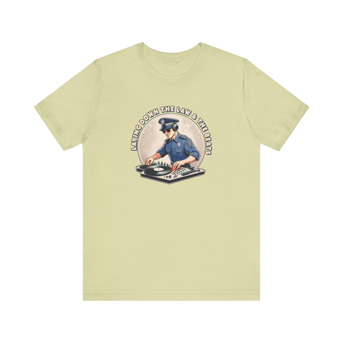 Tagsüber Polizist, nachts DJ – Kurzärmliges T-Shirt – Retro-Design „Laying Down the Law“