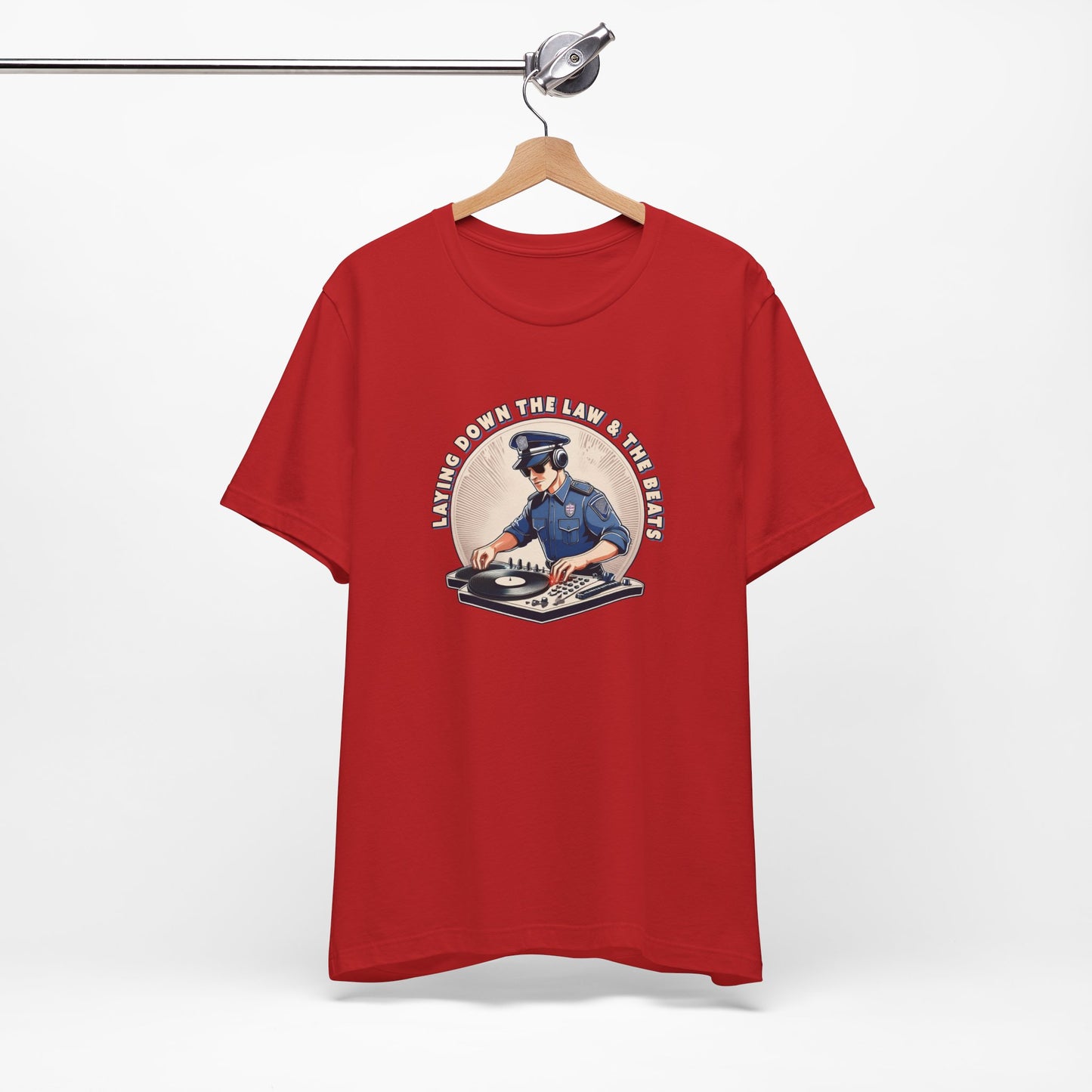 Tagsüber Polizist, nachts DJ – Kurzärmliges T-Shirt – Retro-Design „Laying Down the Law“