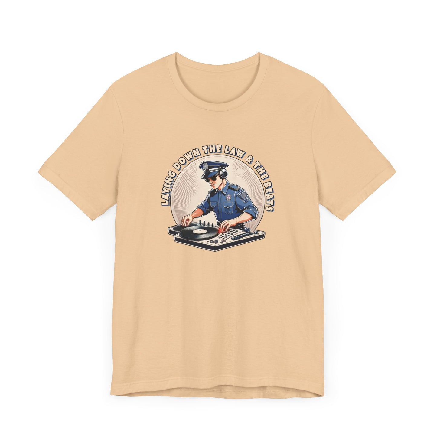 Tagsüber Polizist, nachts DJ – Kurzärmliges T-Shirt – Retro-Design „Laying Down the Law“