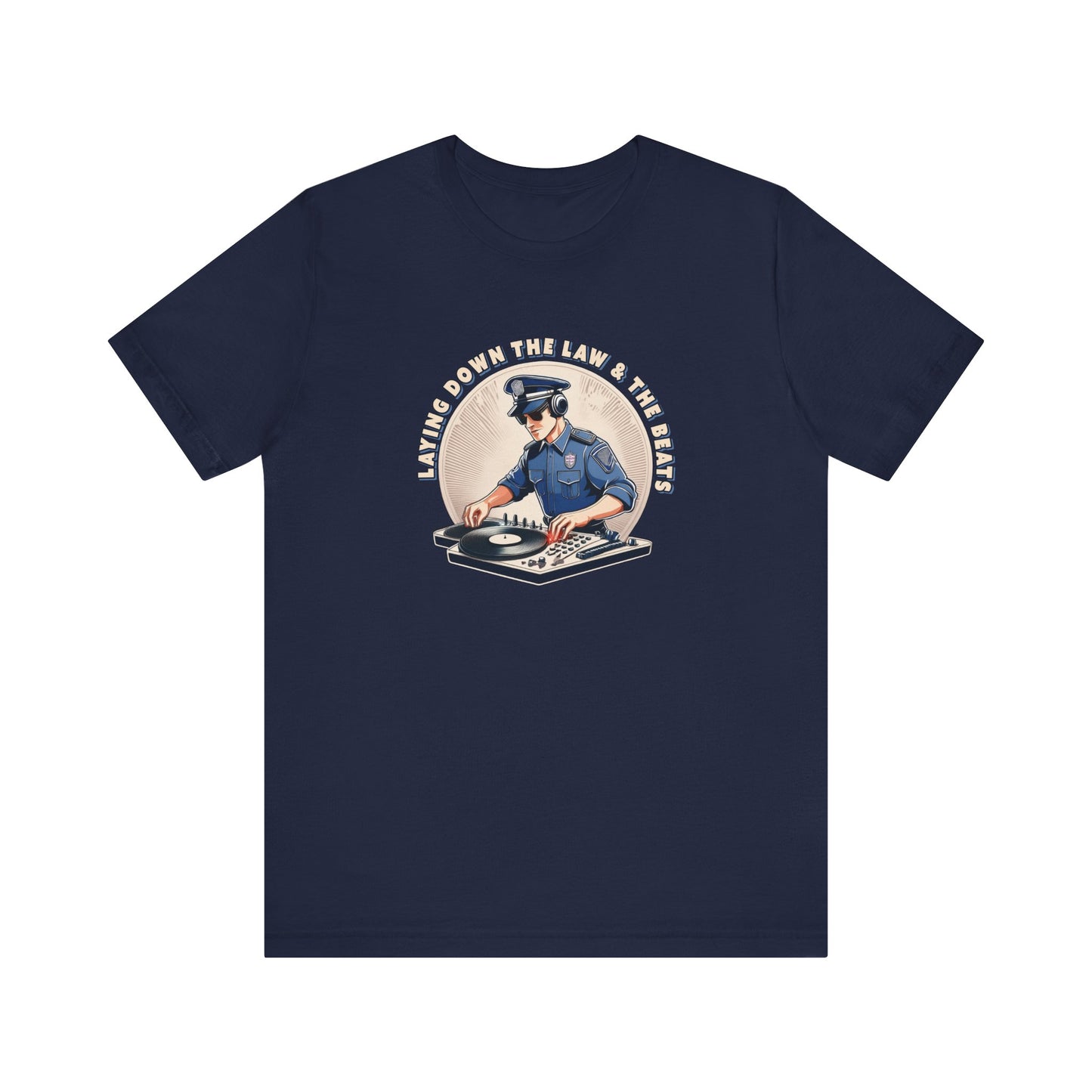 Tagsüber Polizist, nachts DJ – Kurzärmliges T-Shirt – Retro-Design „Laying Down the Law“