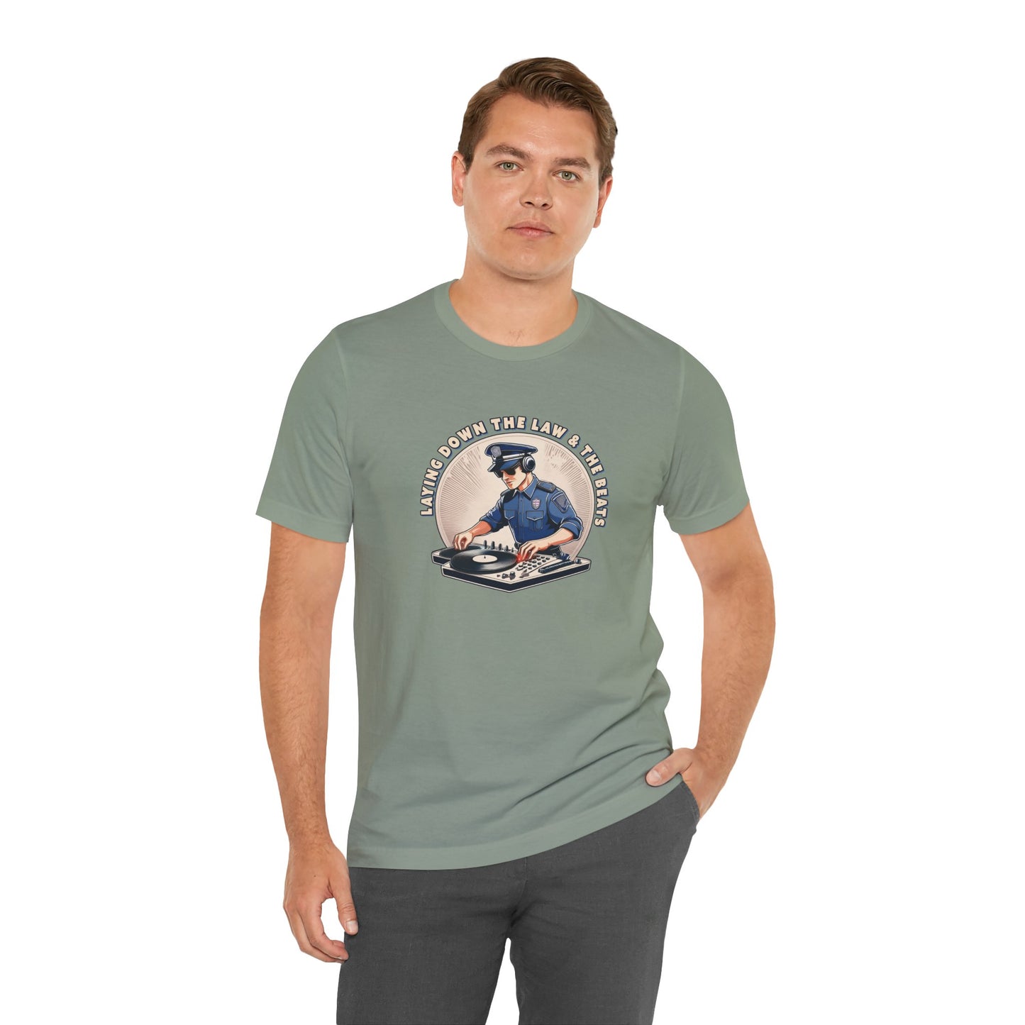 Tagsüber Polizist, nachts DJ – Kurzärmliges T-Shirt – Retro-Design „Laying Down the Law“