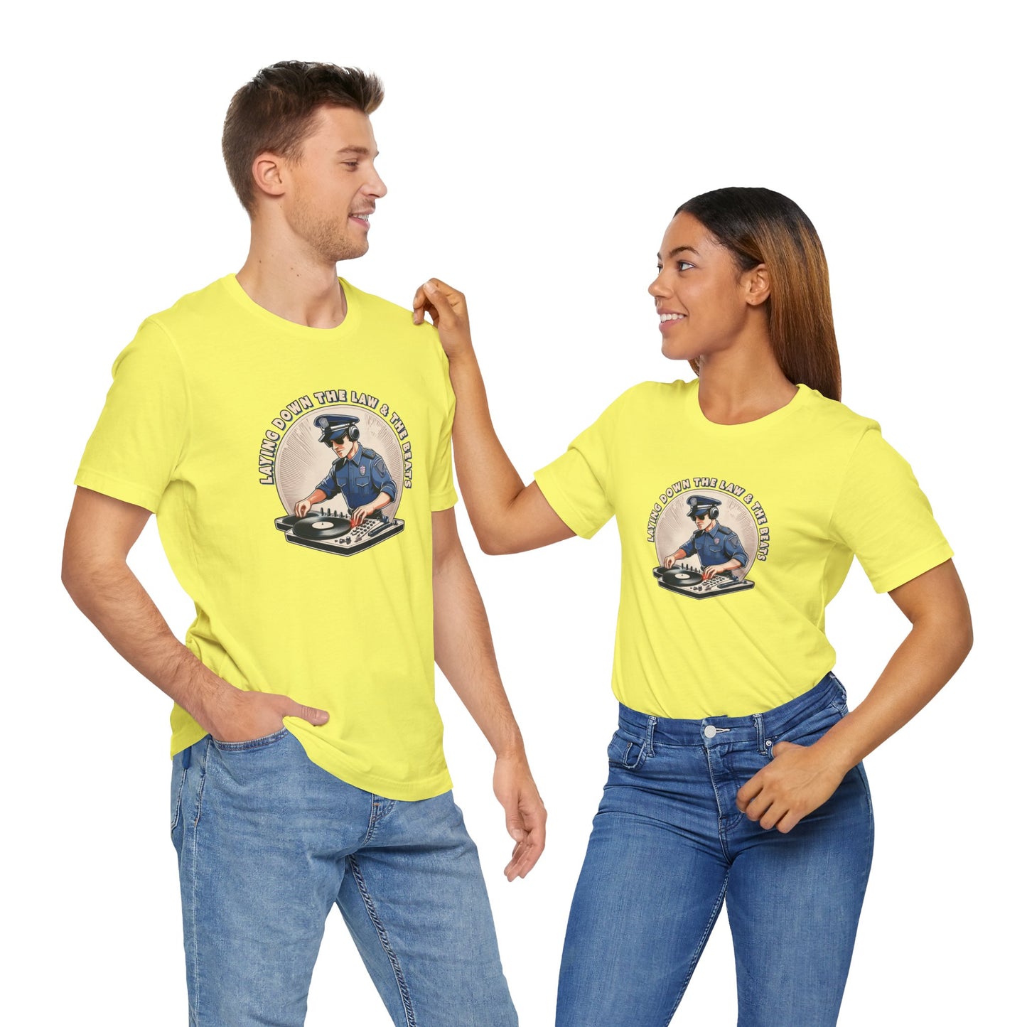 Tagsüber Polizist, nachts DJ – Kurzärmliges T-Shirt – Retro-Design „Laying Down the Law“