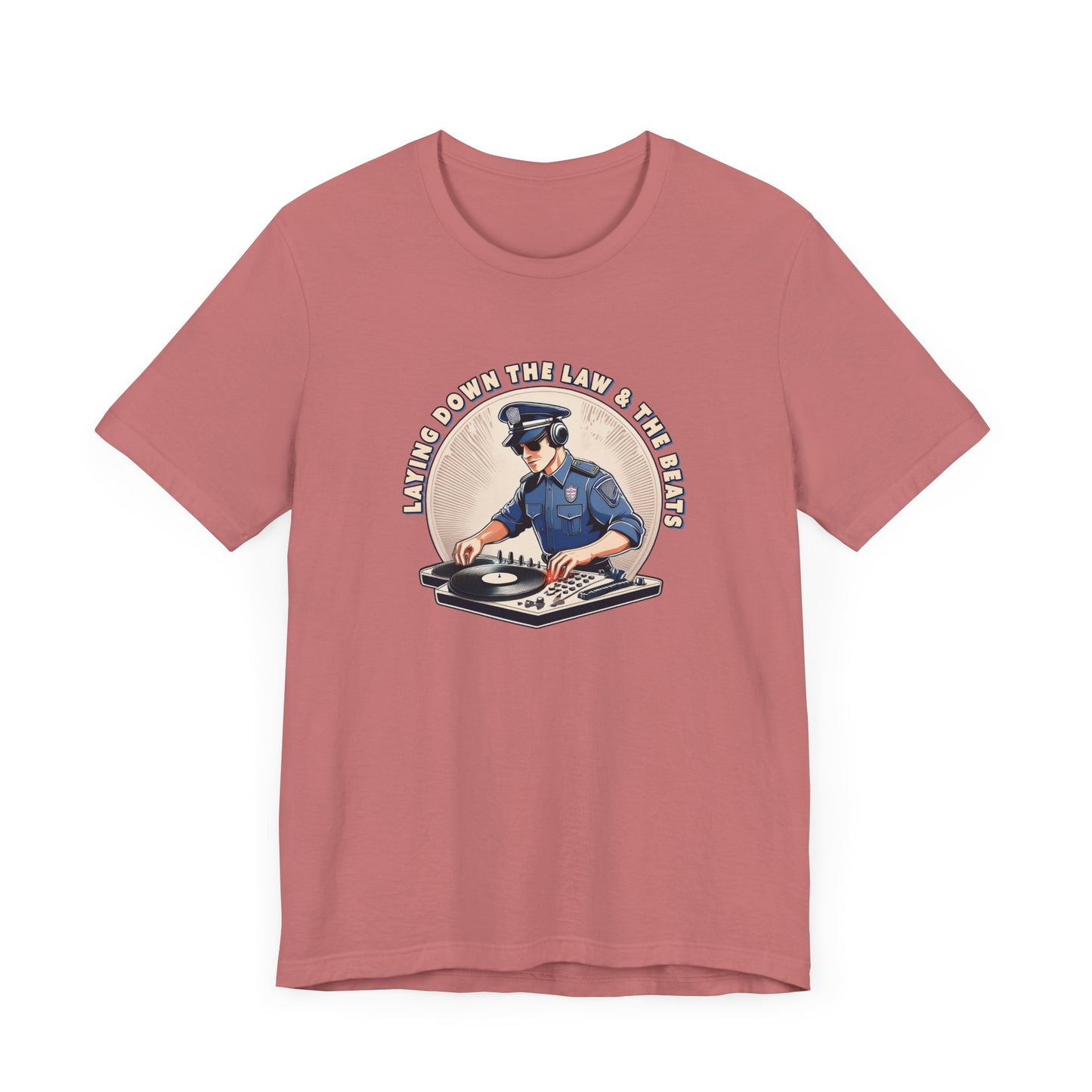 Tagsüber Polizist, nachts DJ – Kurzärmliges T-Shirt – Retro-Design „Laying Down the Law“