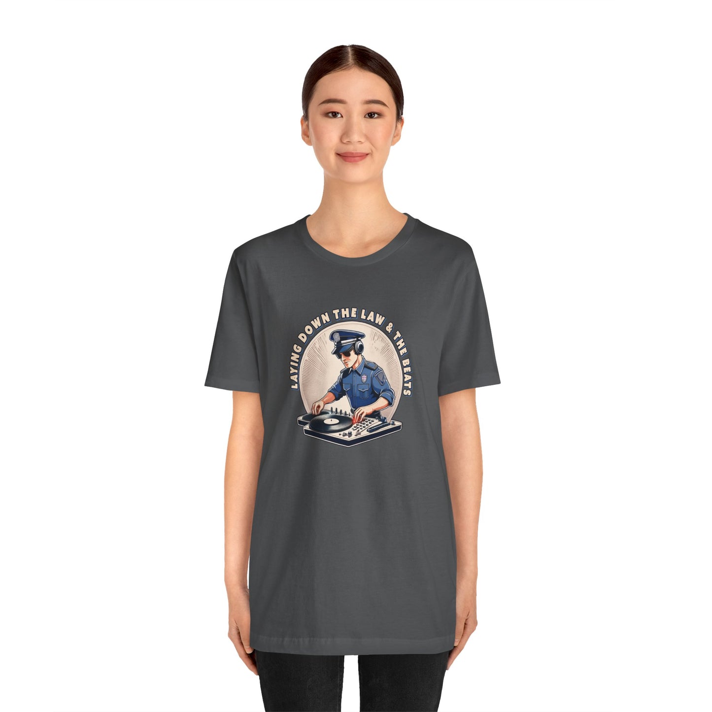 Tagsüber Polizist, nachts DJ – Kurzärmliges T-Shirt – Retro-Design „Laying Down the Law“