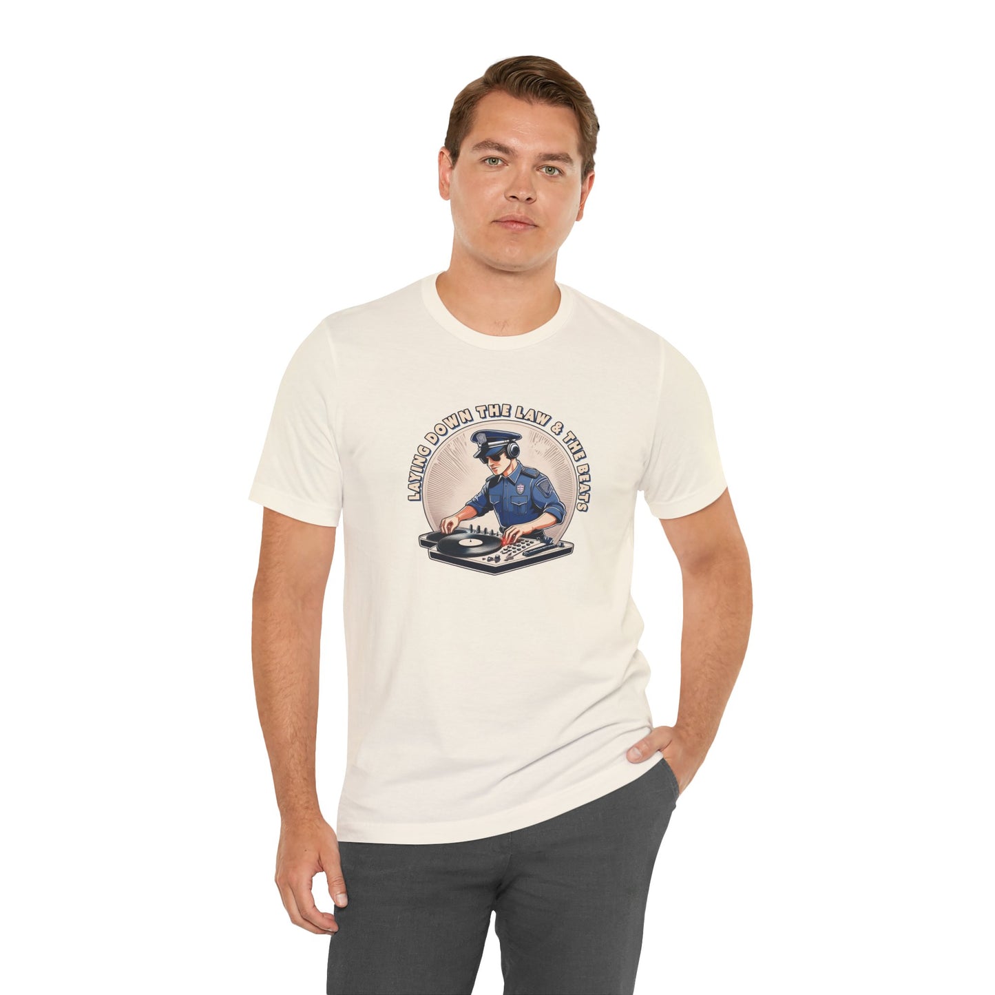 Tagsüber Polizist, nachts DJ – Kurzärmliges T-Shirt – Retro-Design „Laying Down the Law“