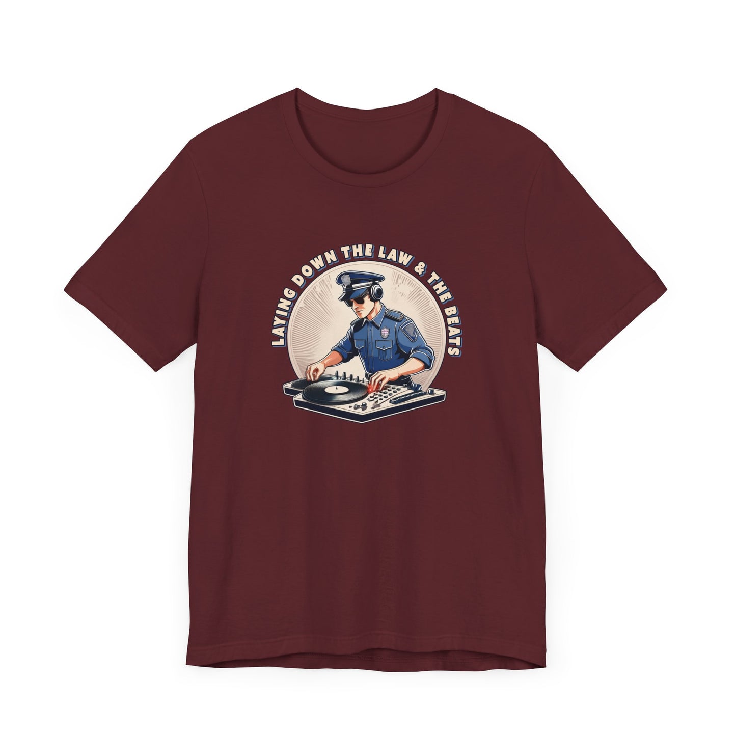 Tagsüber Polizist, nachts DJ – Kurzärmliges T-Shirt – Retro-Design „Laying Down the Law“