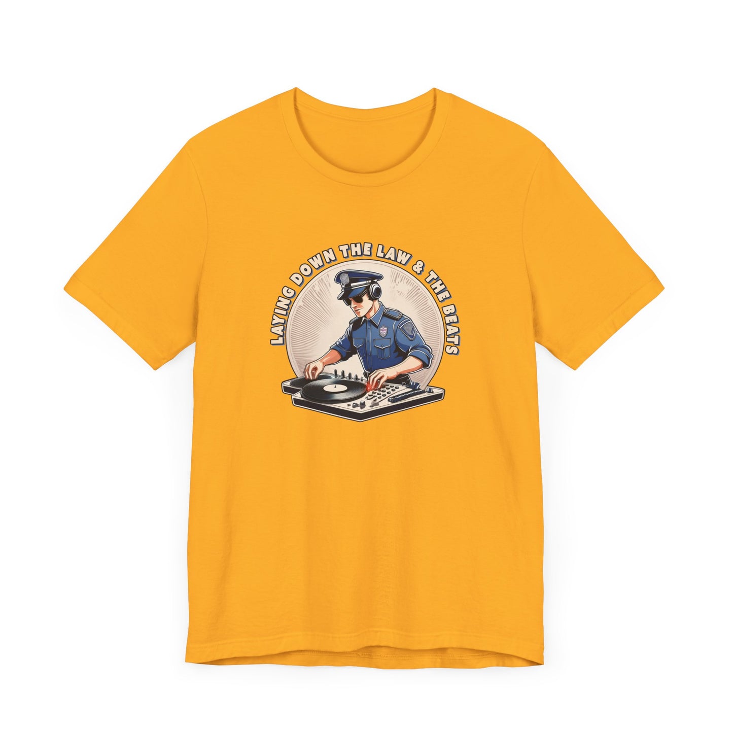 Tagsüber Polizist, nachts DJ – Kurzärmliges T-Shirt – Retro-Design „Laying Down the Law“