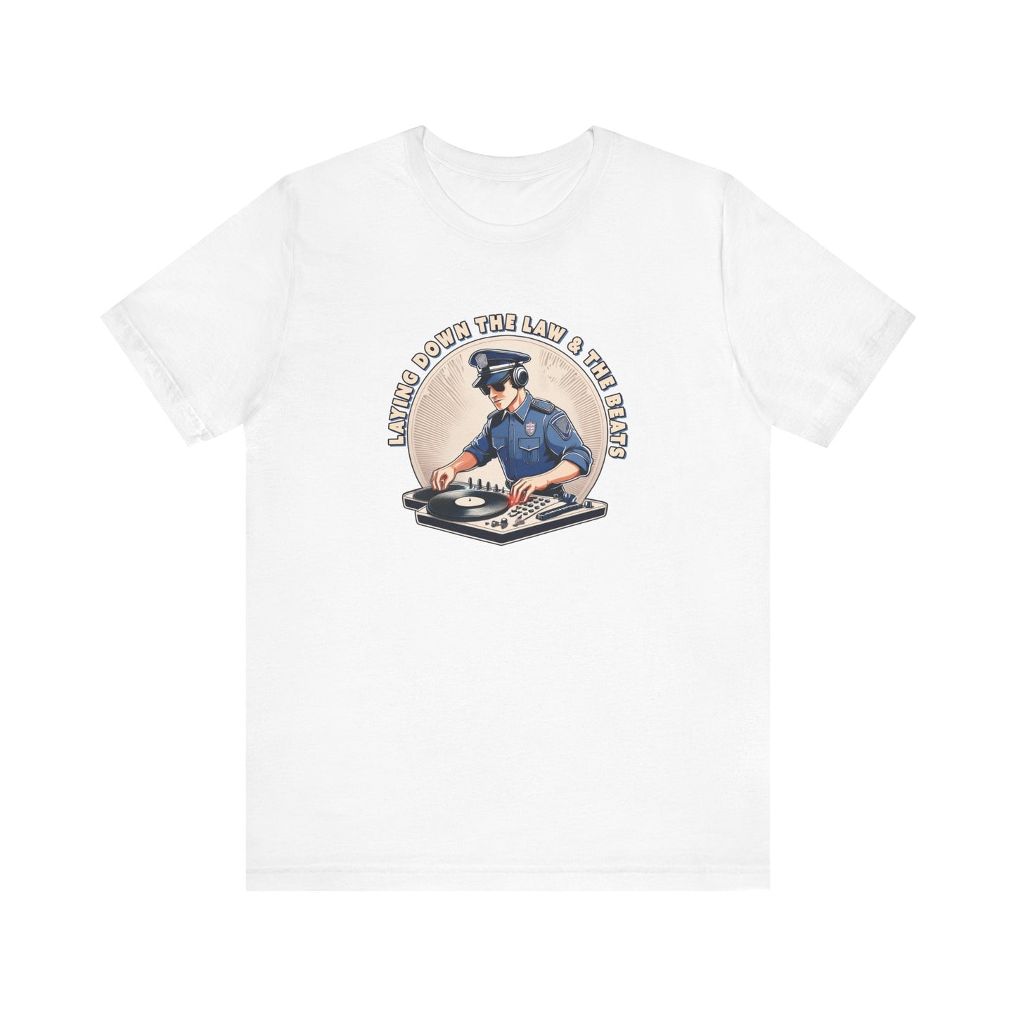 Tagsüber Polizist, nachts DJ – Kurzärmliges T-Shirt – Retro-Design „Laying Down the Law“