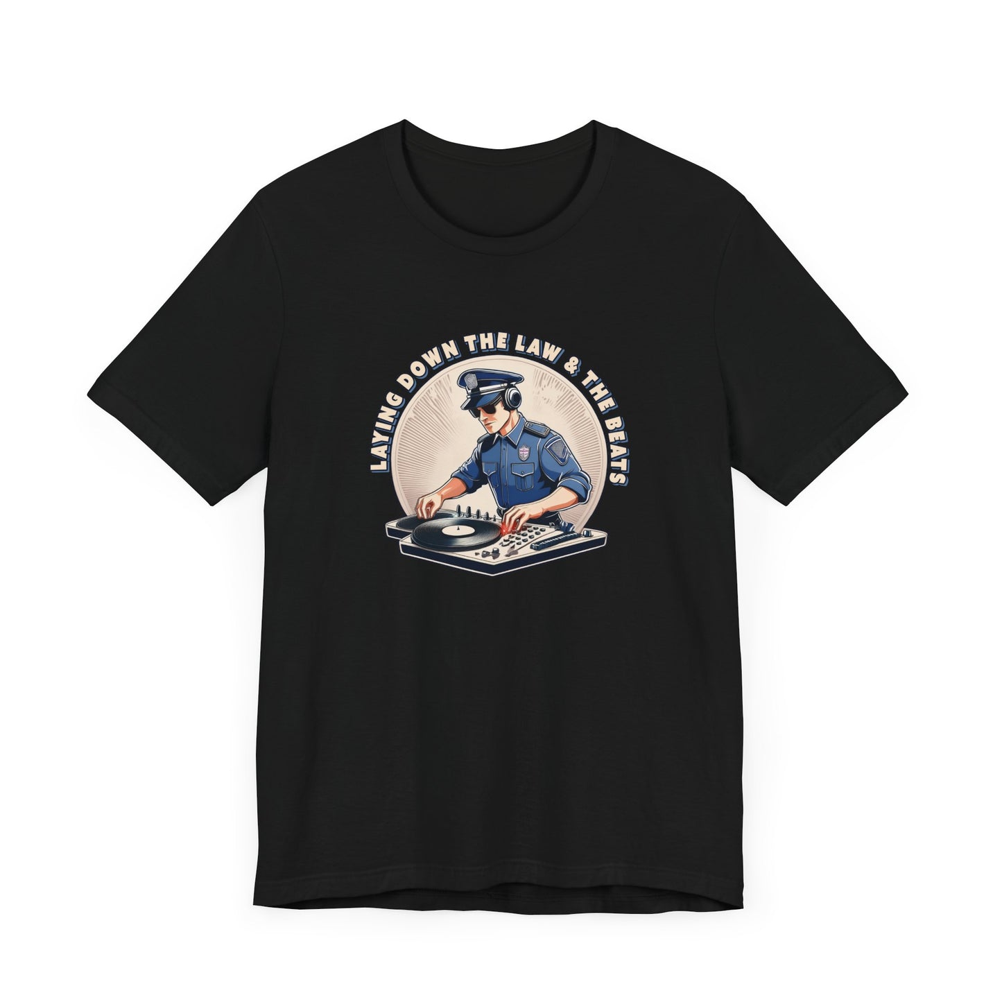 Tagsüber Polizist, nachts DJ – Kurzärmliges T-Shirt – Retro-Design „Laying Down the Law“