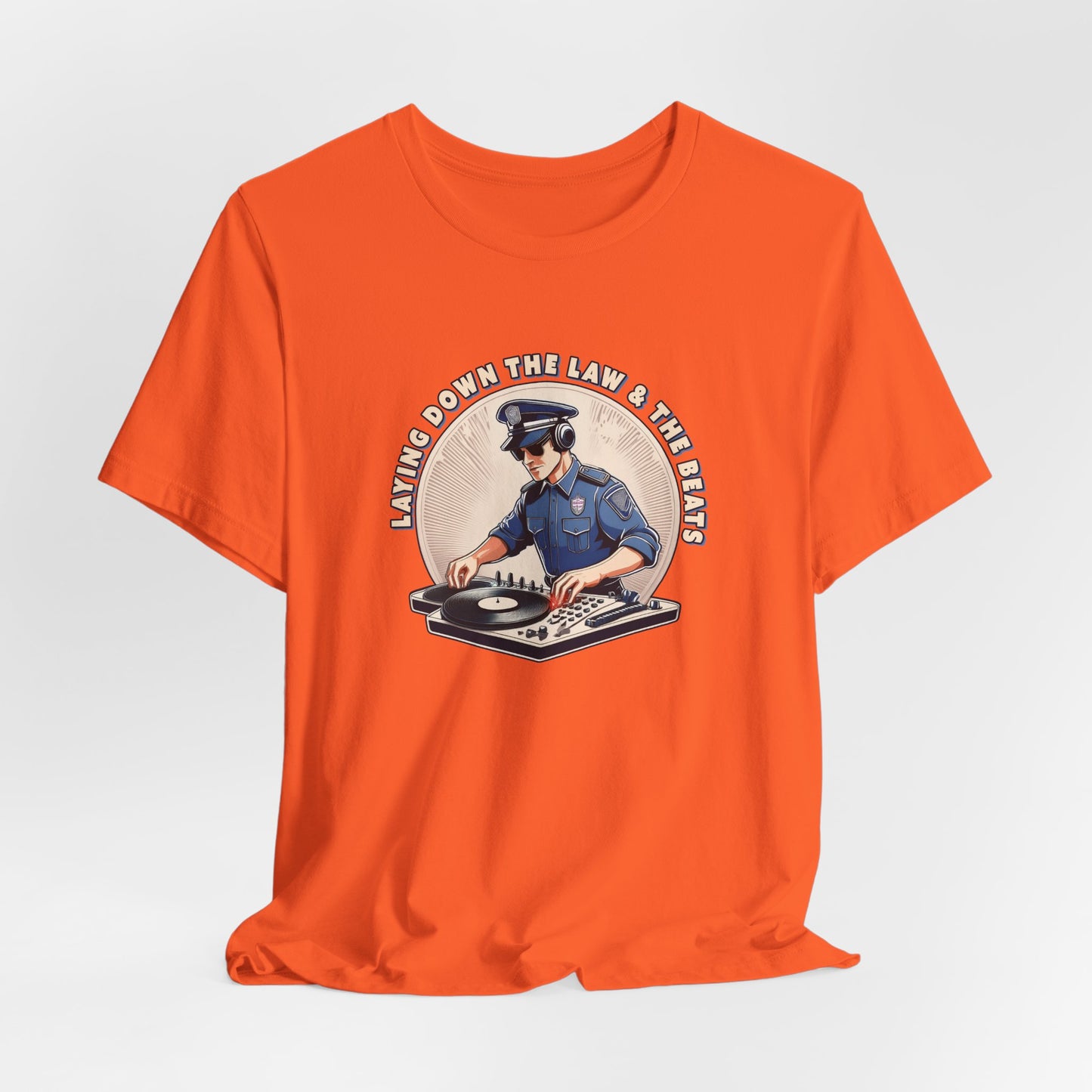 Tagsüber Polizist, nachts DJ – Kurzärmliges T-Shirt – Retro-Design „Laying Down the Law“