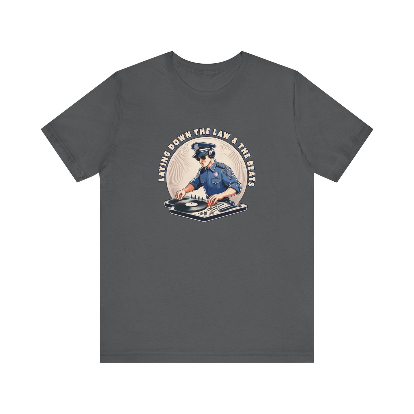 Tagsüber Polizist, nachts DJ – Kurzärmliges T-Shirt – Retro-Design „Laying Down the Law“
