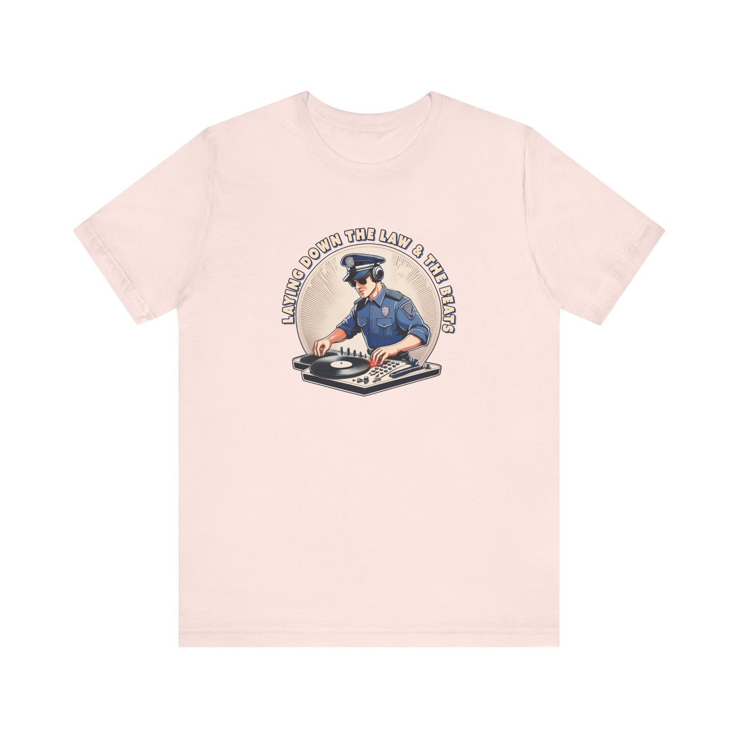 Tagsüber Polizist, nachts DJ – Kurzärmliges T-Shirt – Retro-Design „Laying Down the Law“