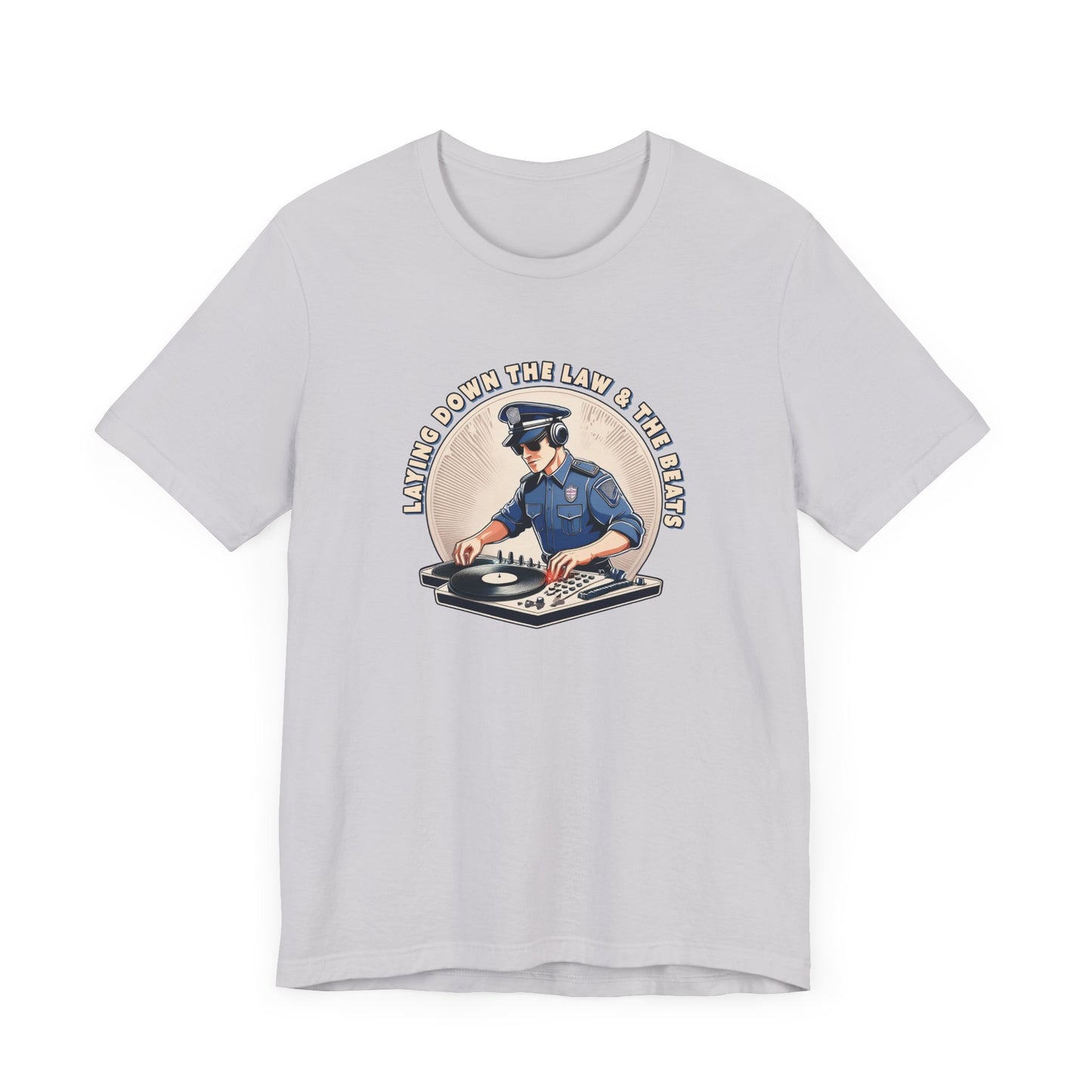 Tagsüber Polizist, nachts DJ – Kurzärmliges T-Shirt – Retro-Design „Laying Down the Law“