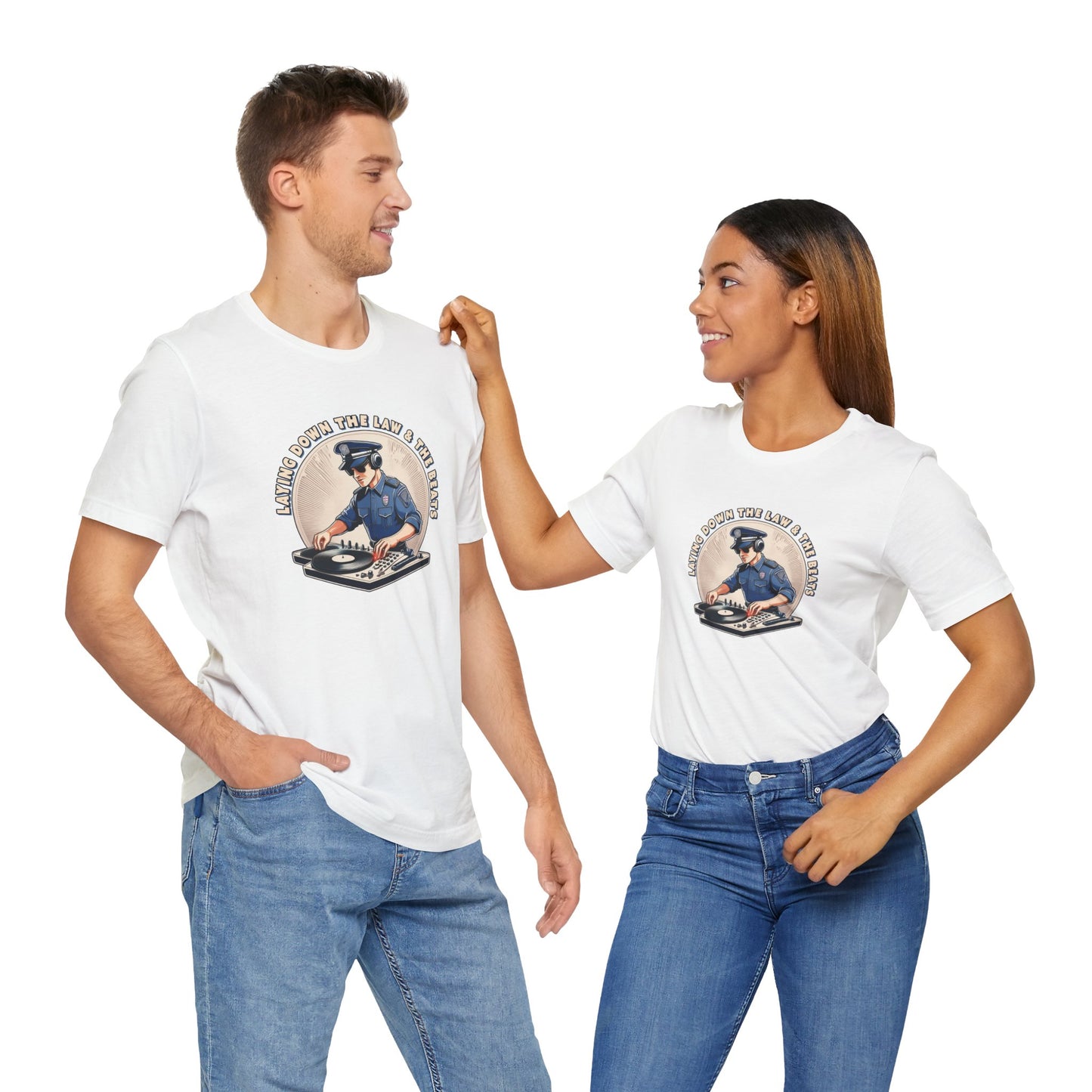 Tagsüber Polizist, nachts DJ – Kurzärmliges T-Shirt – Retro-Design „Laying Down the Law“