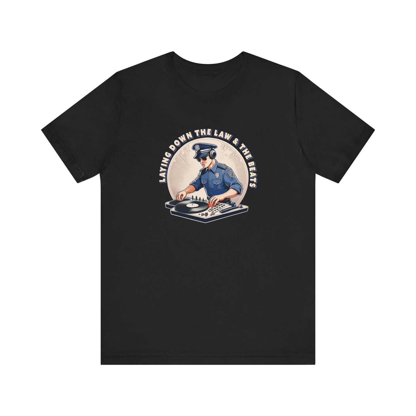 Tagsüber Polizist, nachts DJ – Kurzärmliges T-Shirt – Retro-Design „Laying Down the Law“
