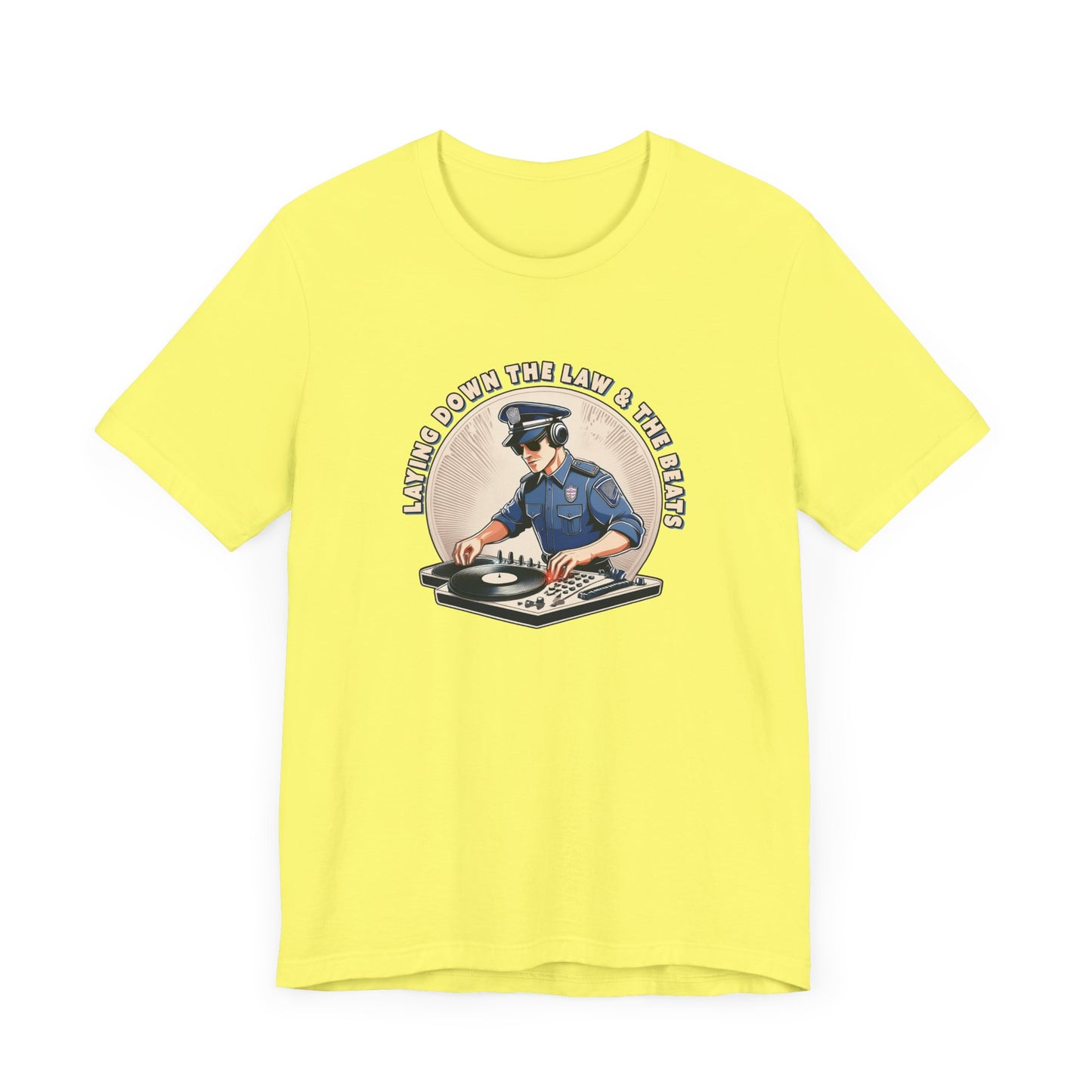 Tagsüber Polizist, nachts DJ – Kurzärmliges T-Shirt – Retro-Design „Laying Down the Law“