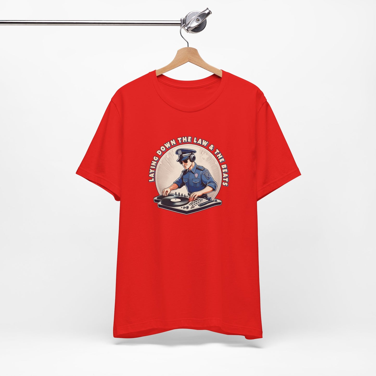 Tagsüber Polizist, nachts DJ – Kurzärmliges T-Shirt – Retro-Design „Laying Down the Law“