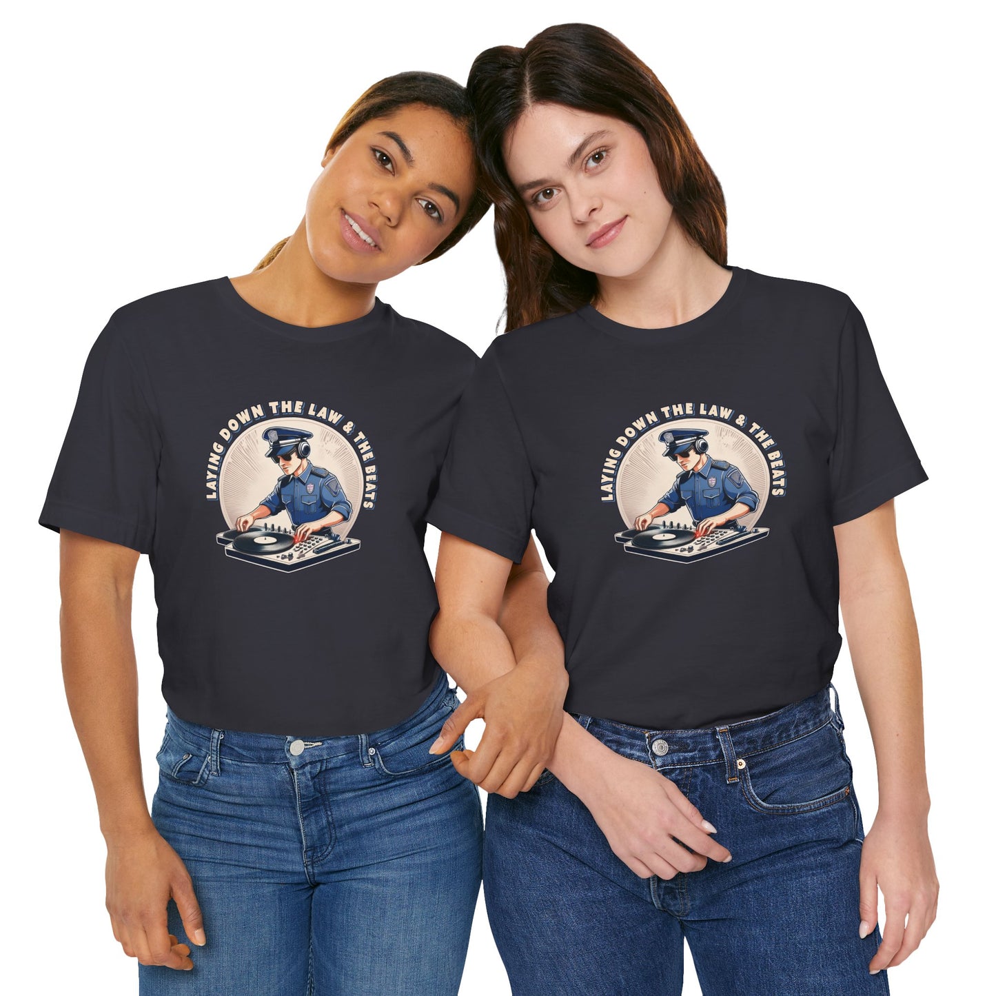 Tagsüber Polizist, nachts DJ – Kurzärmliges T-Shirt – Retro-Design „Laying Down the Law“