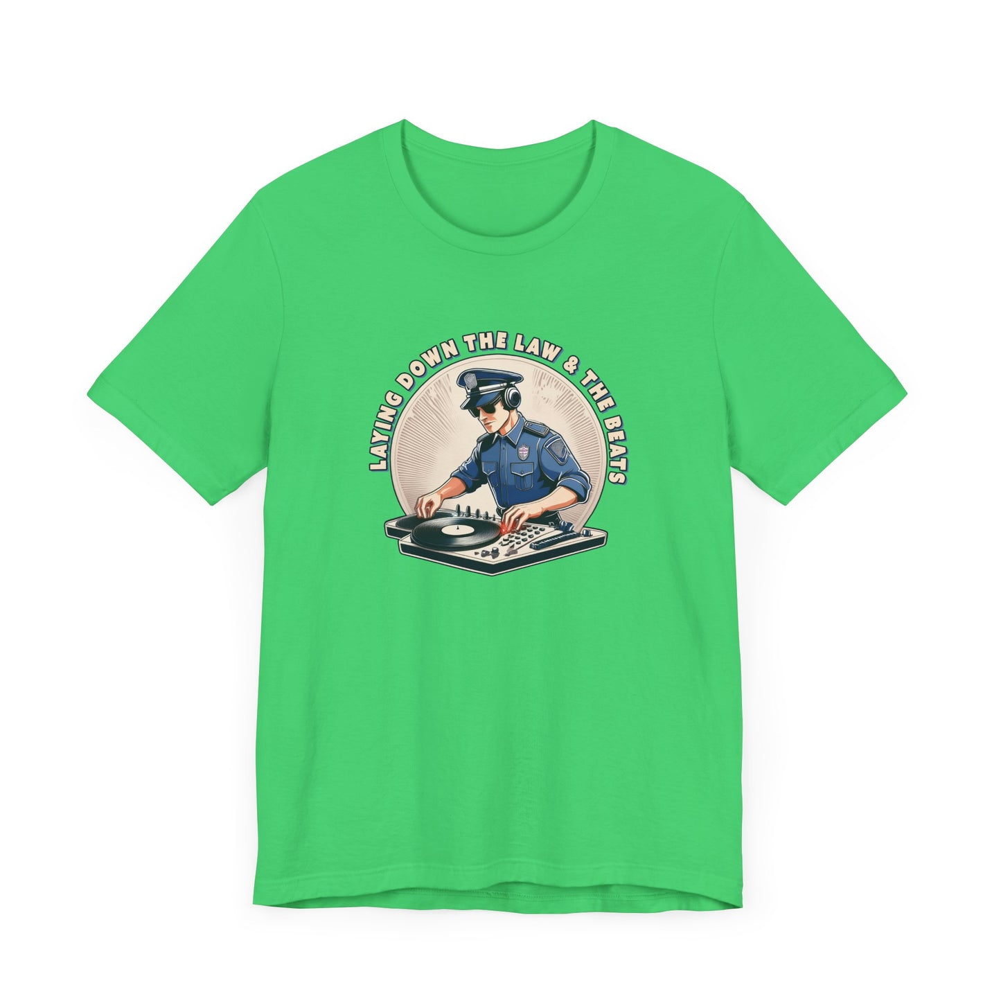 Tagsüber Polizist, nachts DJ – Kurzärmliges T-Shirt – Retro-Design „Laying Down the Law“