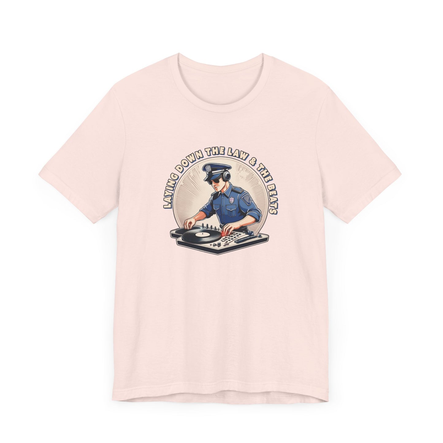 Tagsüber Polizist, nachts DJ – Kurzärmliges T-Shirt – Retro-Design „Laying Down the Law“