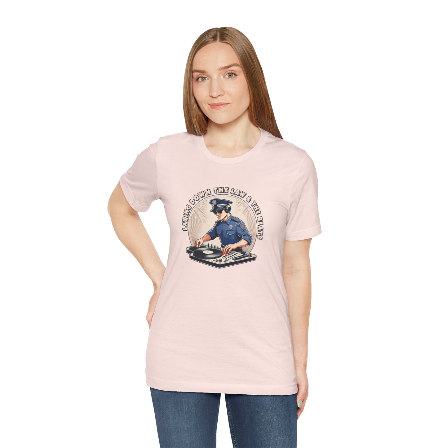 Tagsüber Polizist, nachts DJ – Kurzärmliges T-Shirt – Retro-Design „Laying Down the Law“