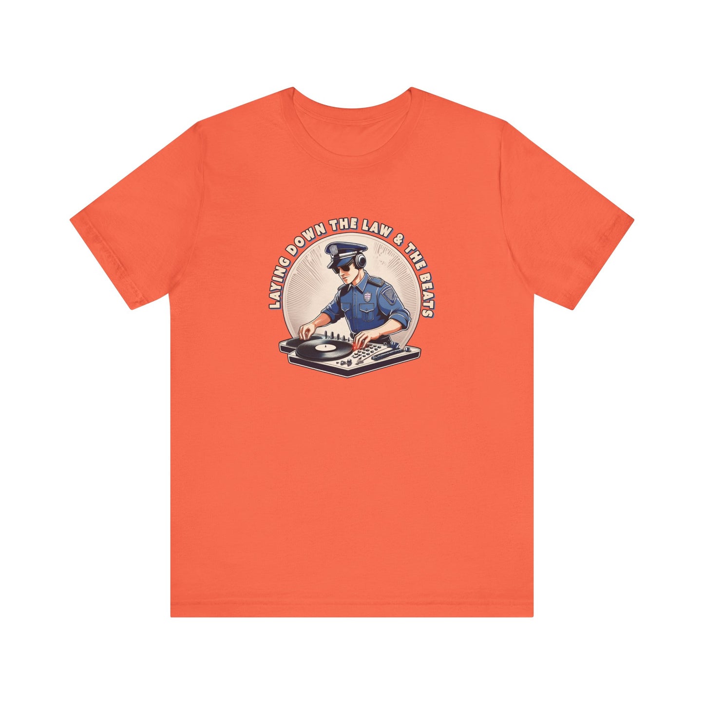 Tagsüber Polizist, nachts DJ – Kurzärmliges T-Shirt – Retro-Design „Laying Down the Law“