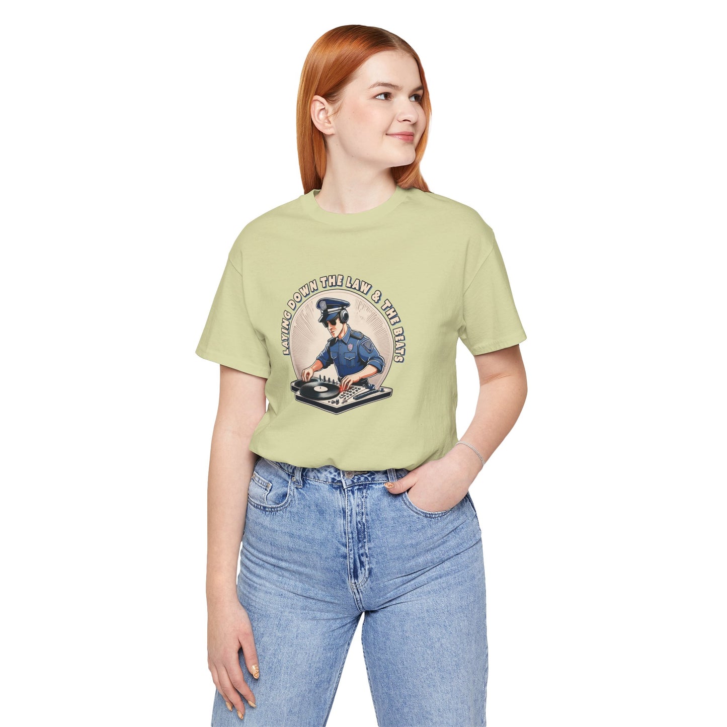 Tagsüber Polizist, nachts DJ – Kurzärmliges T-Shirt – Retro-Design „Laying Down the Law“