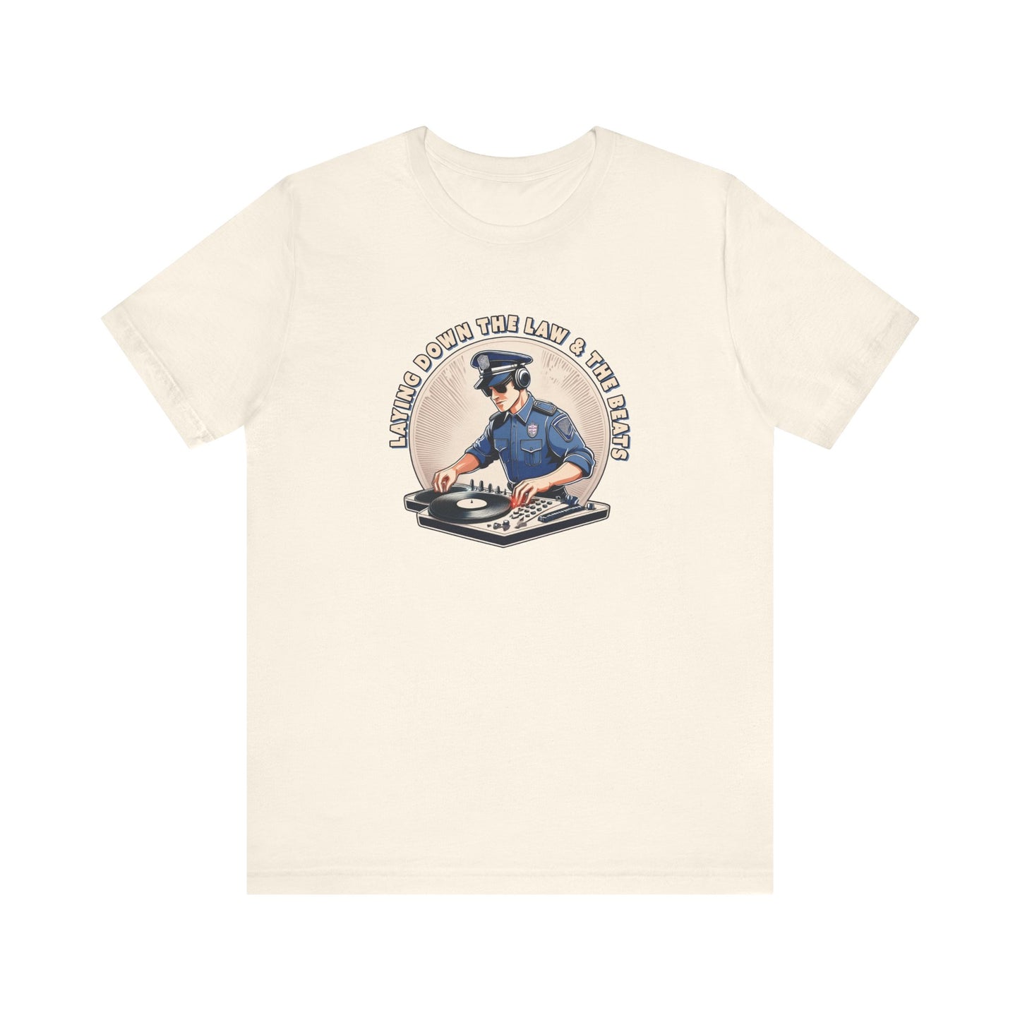 Tagsüber Polizist, nachts DJ – Kurzärmliges T-Shirt – Retro-Design „Laying Down the Law“