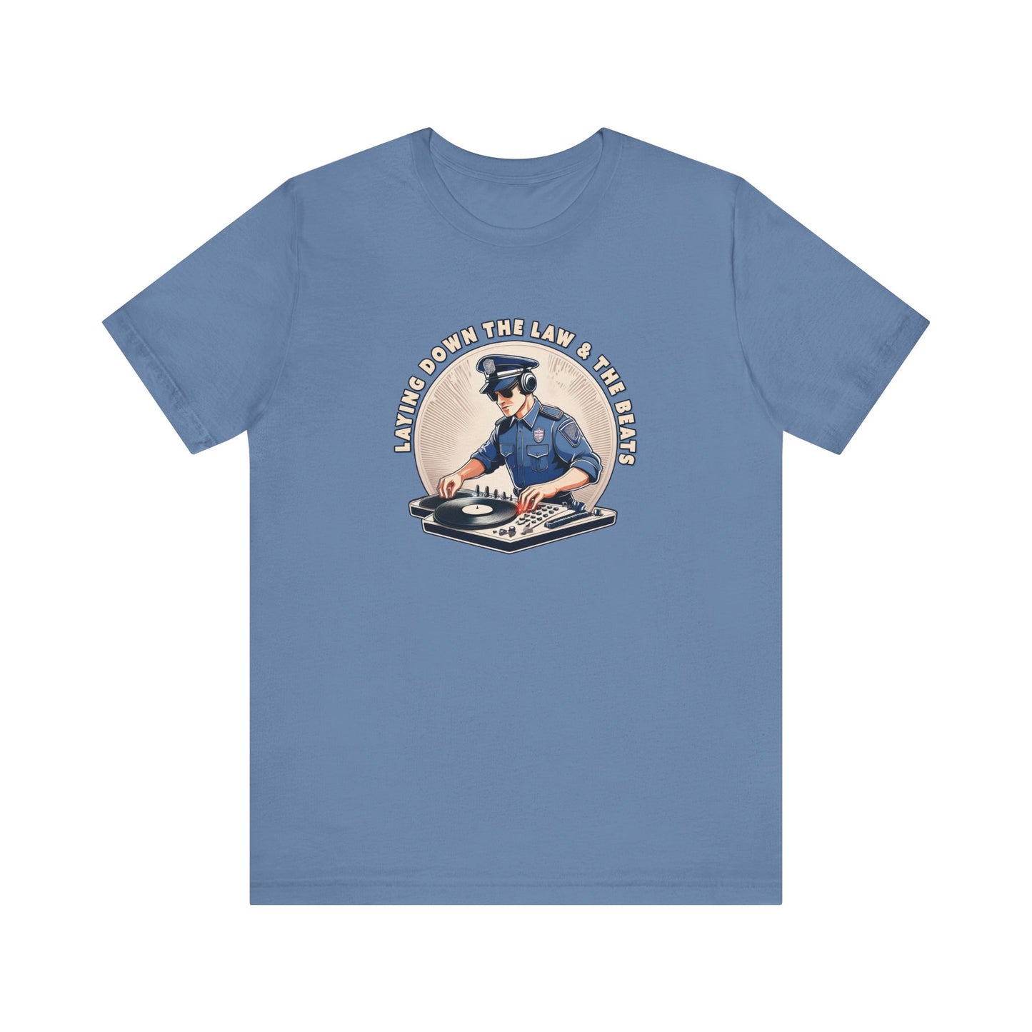Tagsüber Polizist, nachts DJ – Kurzärmliges T-Shirt – Retro-Design „Laying Down the Law“