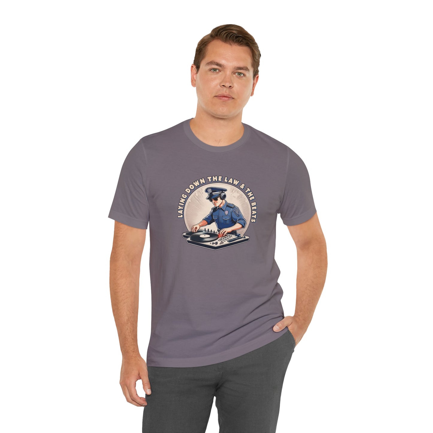 Tagsüber Polizist, nachts DJ – Kurzärmliges T-Shirt – Retro-Design „Laying Down the Law“