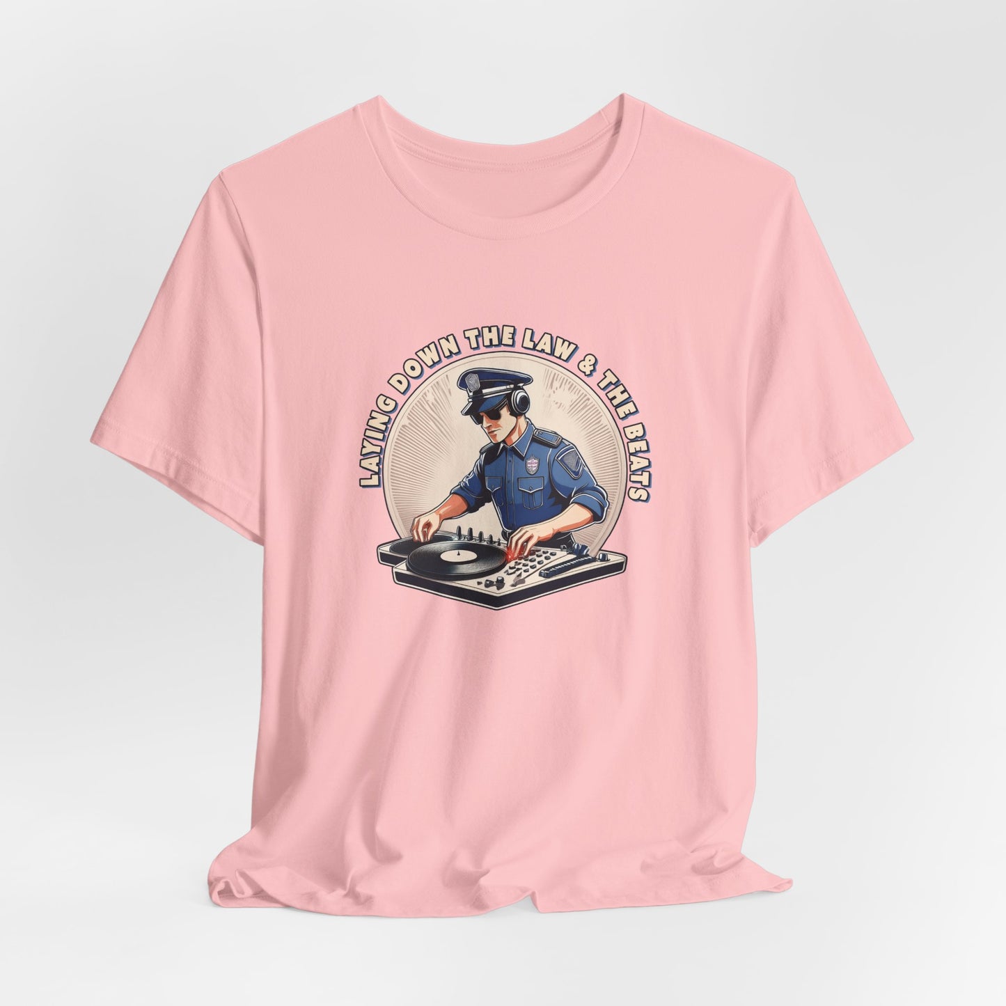Tagsüber Polizist, nachts DJ – Kurzärmliges T-Shirt – Retro-Design „Laying Down the Law“