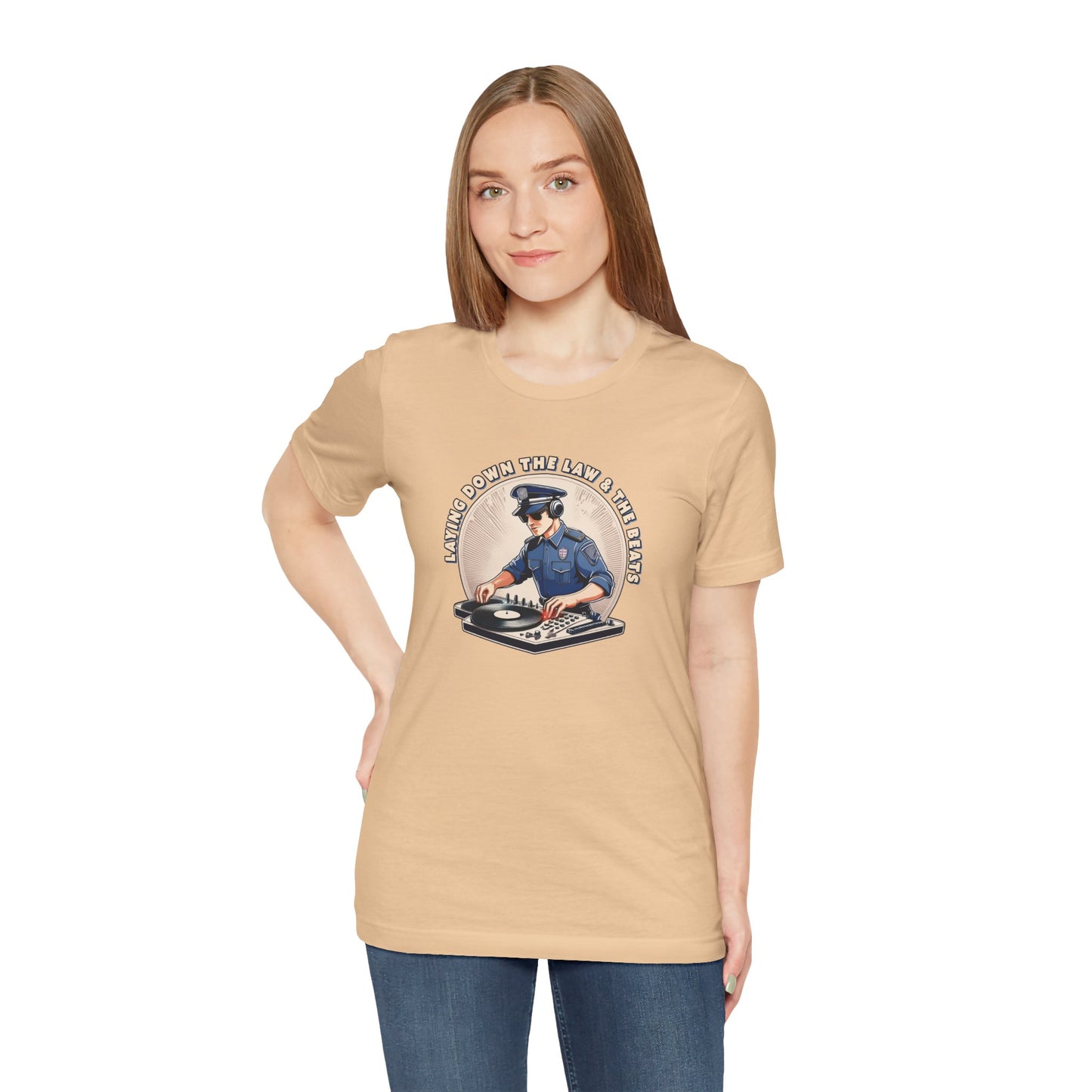 Tagsüber Polizist, nachts DJ – Kurzärmliges T-Shirt – Retro-Design „Laying Down the Law“