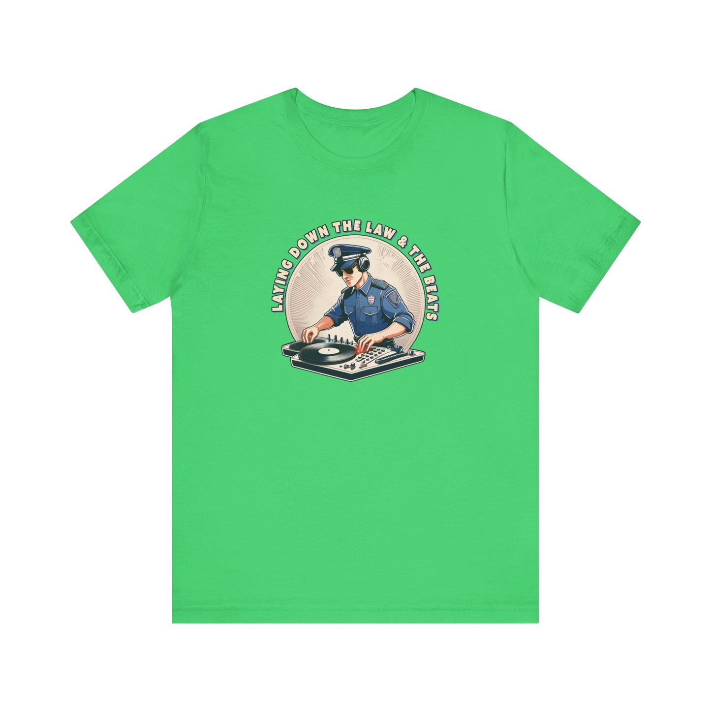 Tagsüber Polizist, nachts DJ – Kurzärmliges T-Shirt – Retro-Design „Laying Down the Law“