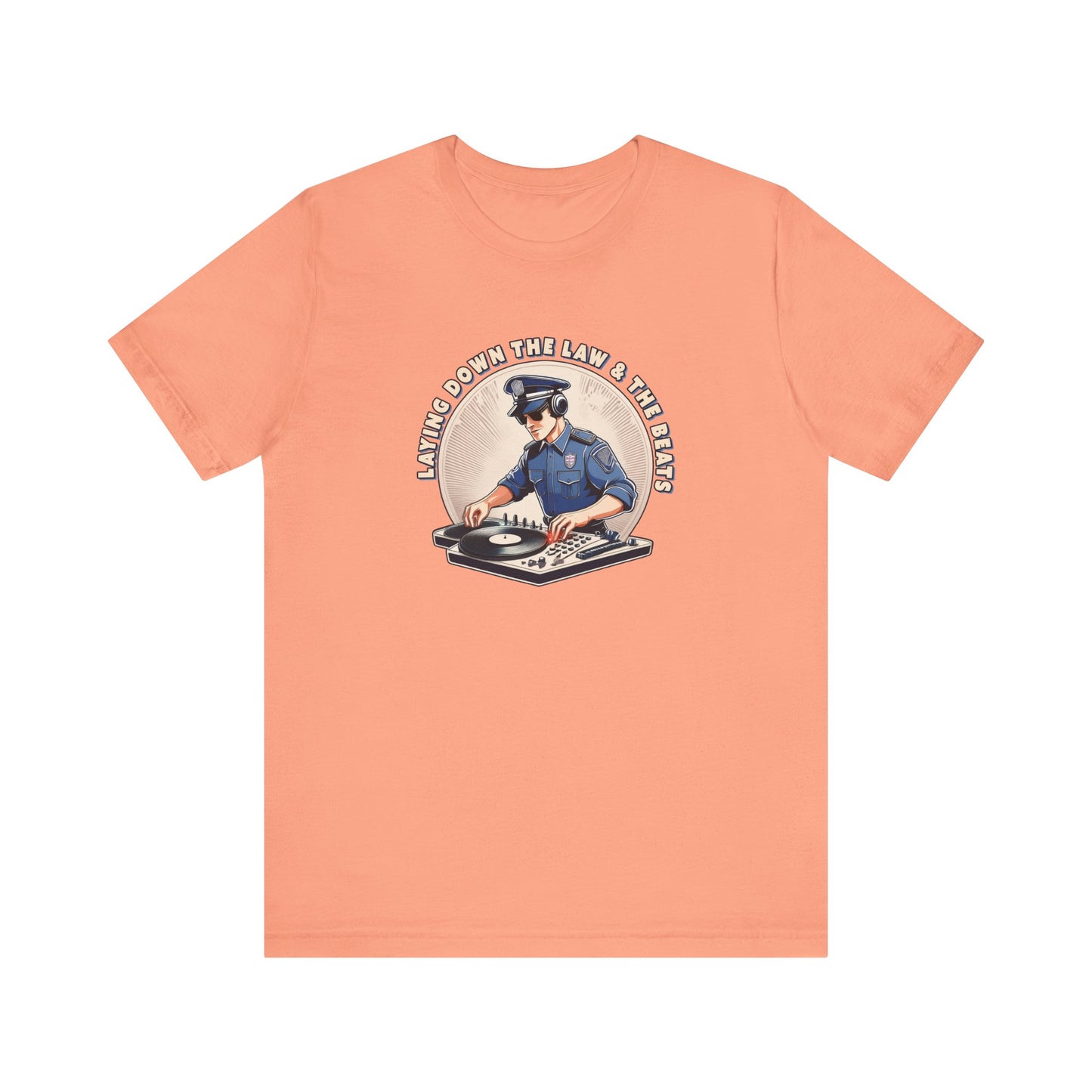 Tagsüber Polizist, nachts DJ – Kurzärmliges T-Shirt – Retro-Design „Laying Down the Law“