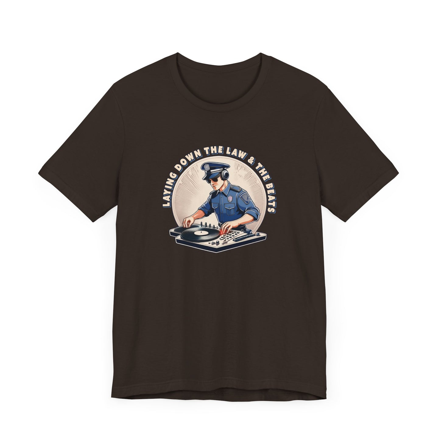 Tagsüber Polizist, nachts DJ – Kurzärmliges T-Shirt – Retro-Design „Laying Down the Law“