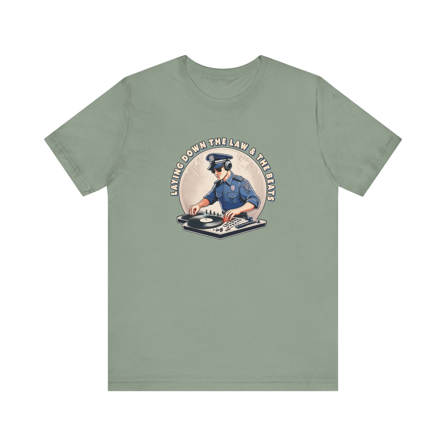 Tagsüber Polizist, nachts DJ – Kurzärmliges T-Shirt – Retro-Design „Laying Down the Law“