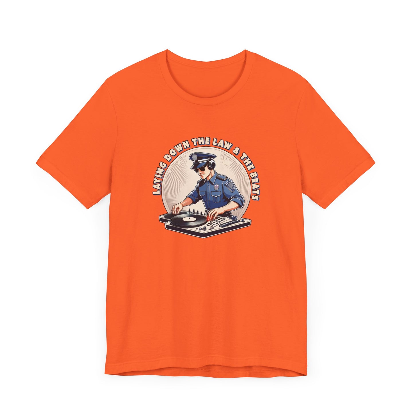 Tagsüber Polizist, nachts DJ – Kurzärmliges T-Shirt – Retro-Design „Laying Down the Law“