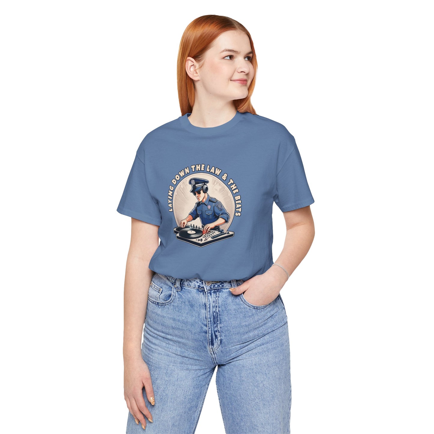 Tagsüber Polizist, nachts DJ – Kurzärmliges T-Shirt – Retro-Design „Laying Down the Law“