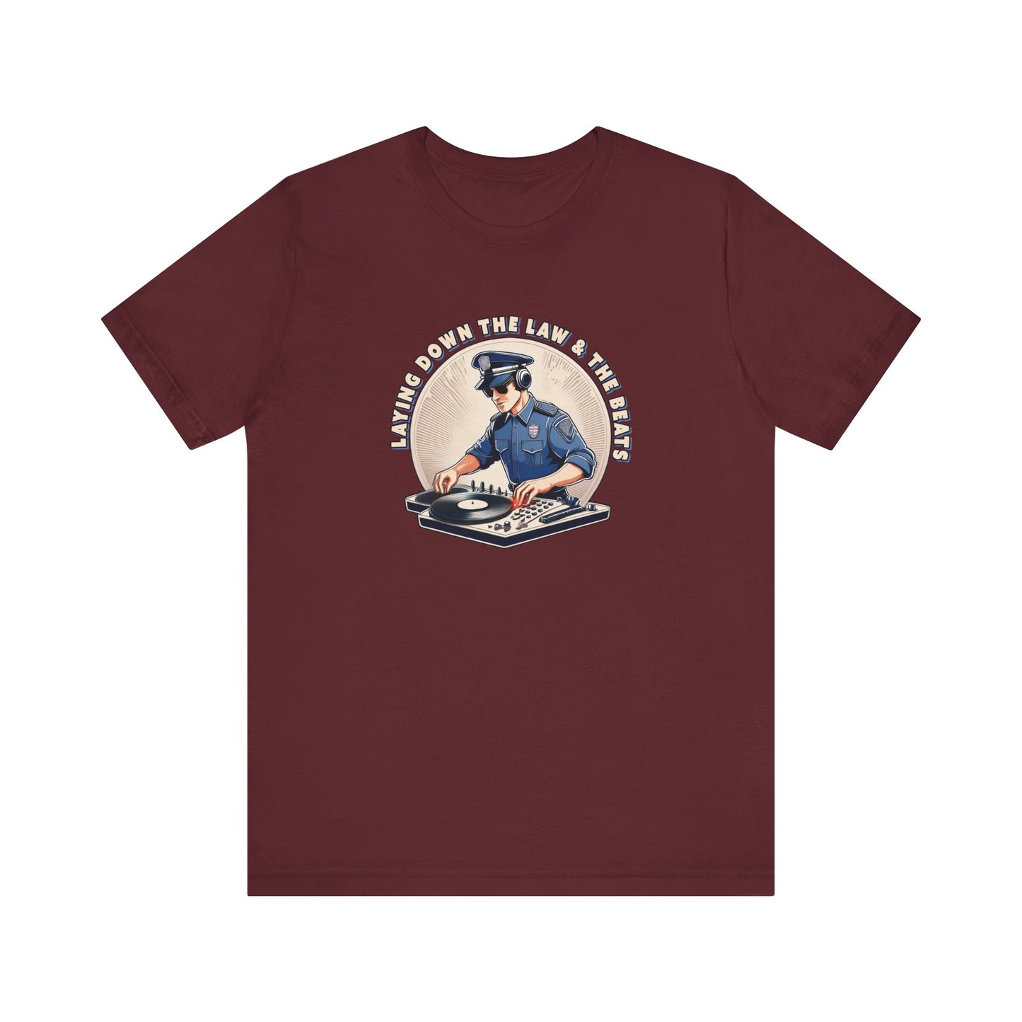 Tagsüber Polizist, nachts DJ – Kurzärmliges T-Shirt – Retro-Design „Laying Down the Law“
