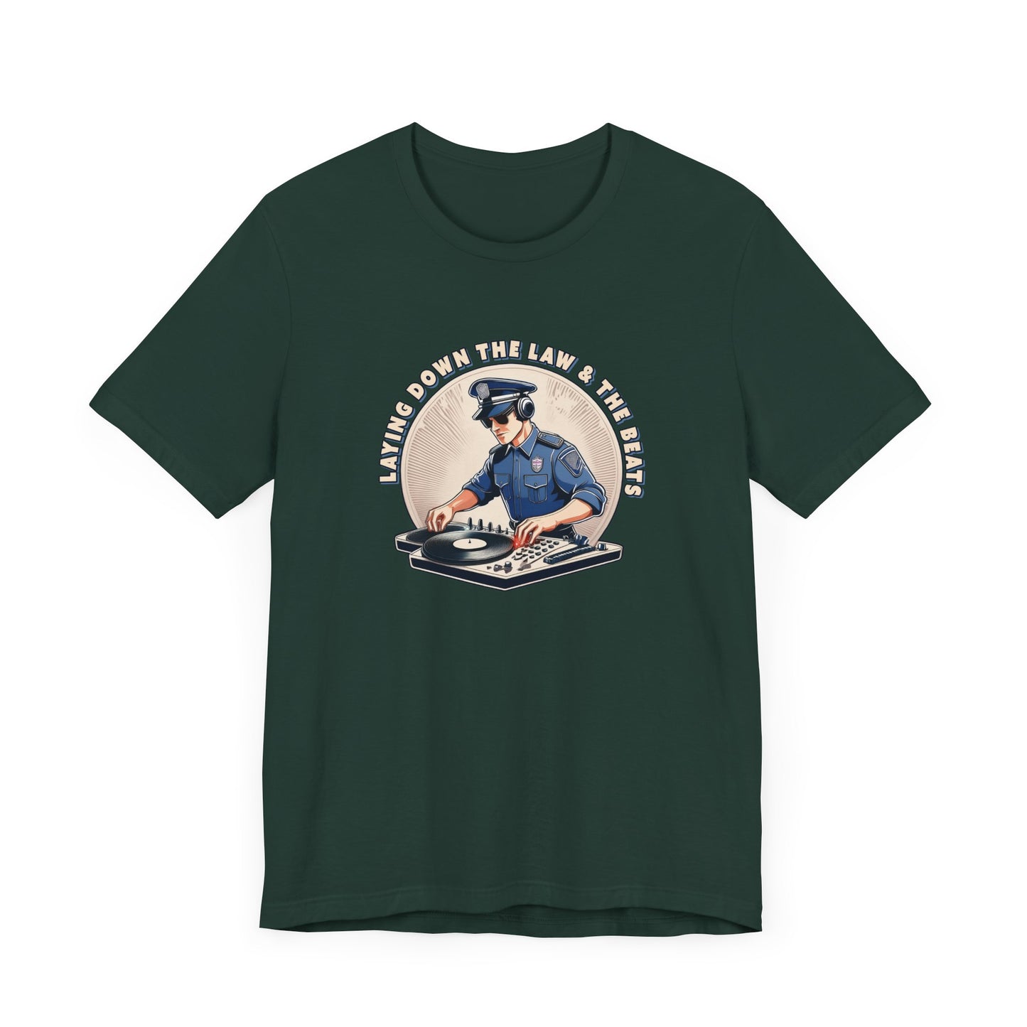 Tagsüber Polizist, nachts DJ – Kurzärmliges T-Shirt – Retro-Design „Laying Down the Law“