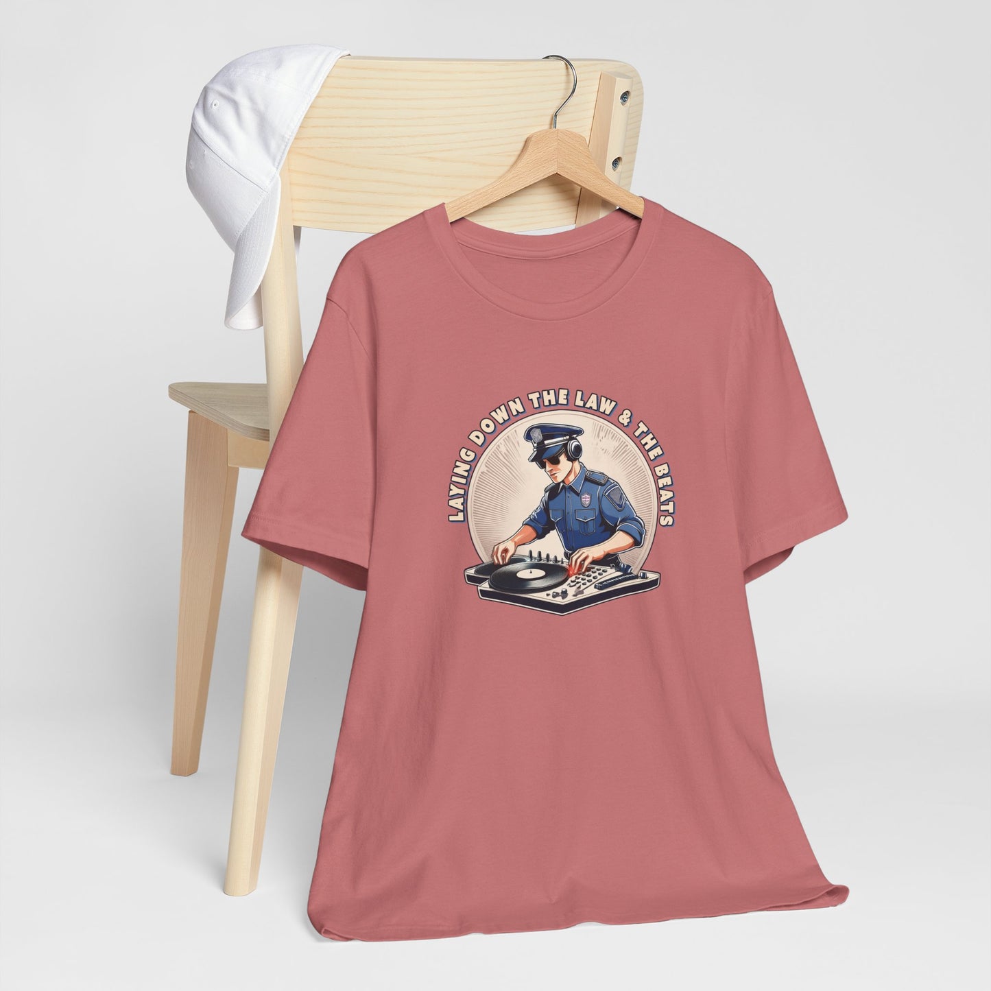Tagsüber Polizist, nachts DJ – Kurzärmliges T-Shirt – Retro-Design „Laying Down the Law“