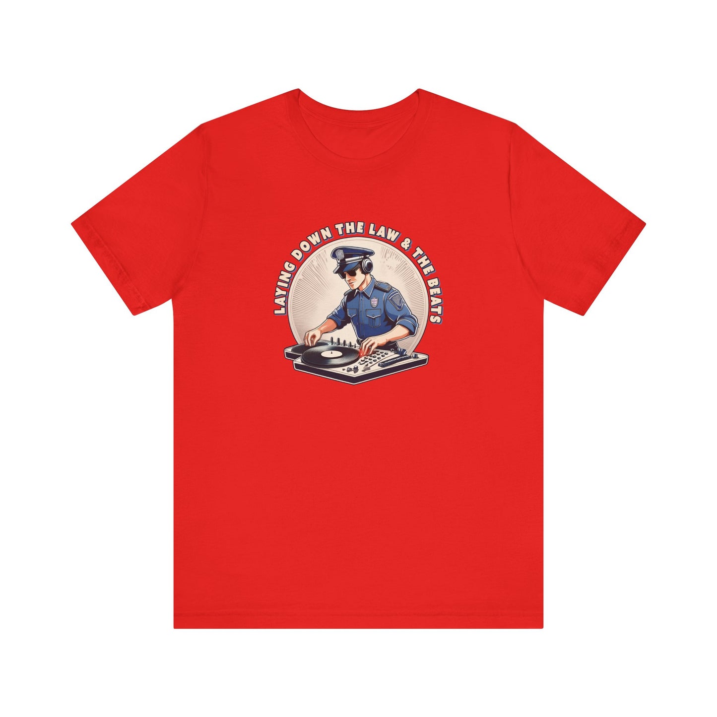 Tagsüber Polizist, nachts DJ – Kurzärmliges T-Shirt – Retro-Design „Laying Down the Law“